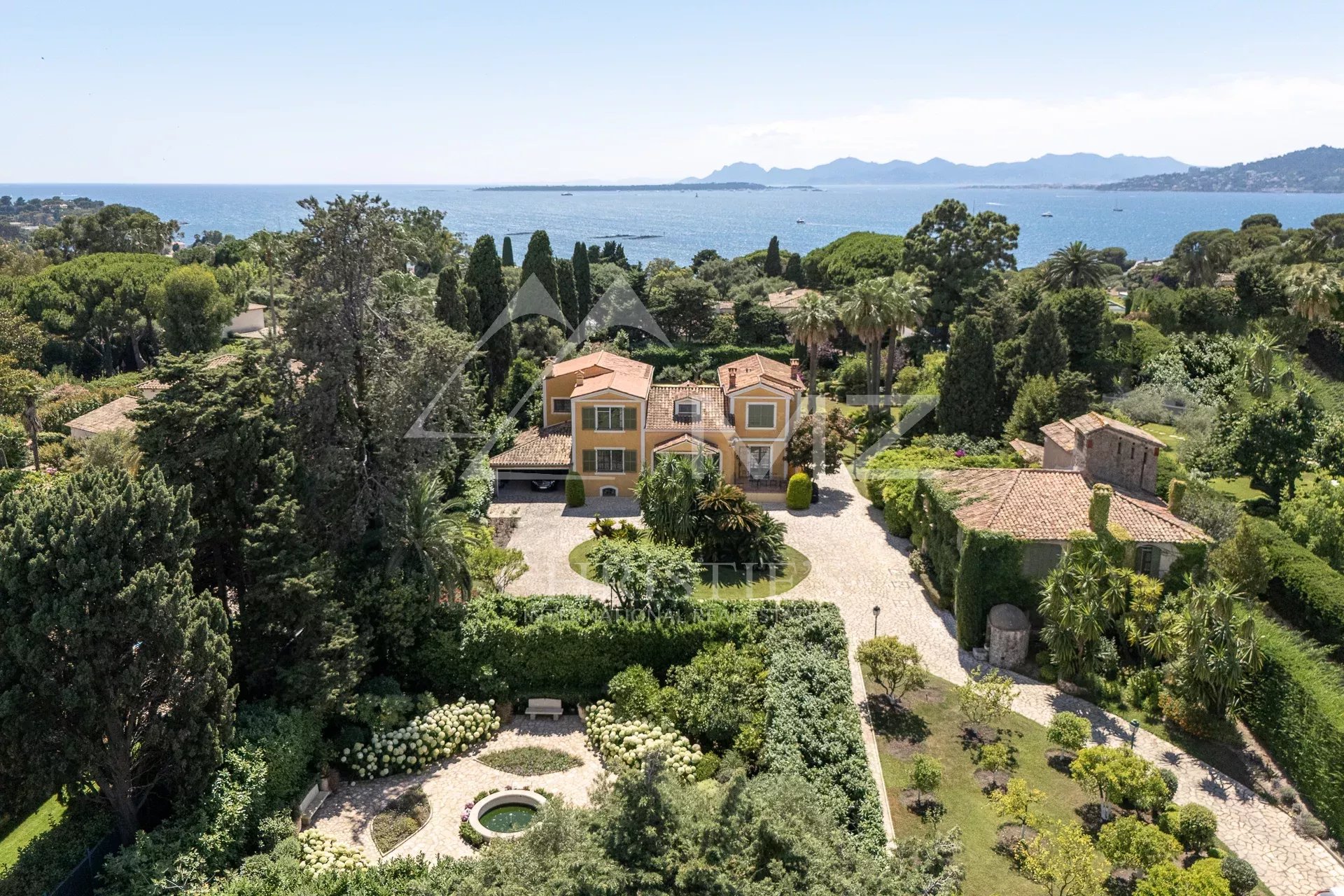 Propriétés de Prestige sur domaine  au Cap d'Antibes versant ouest