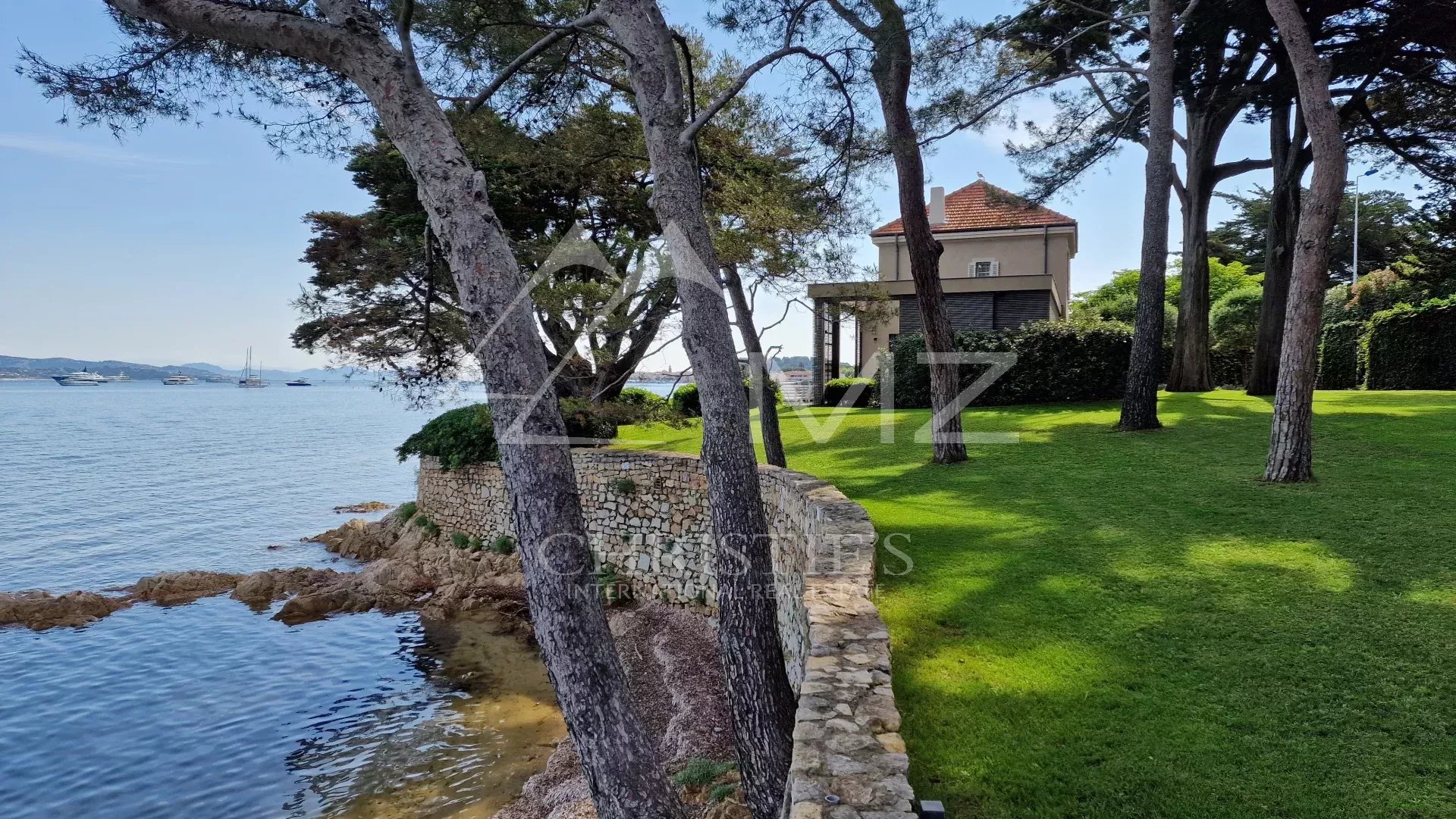 Proche Saint-Tropez - Propriété pieds dans l'eau