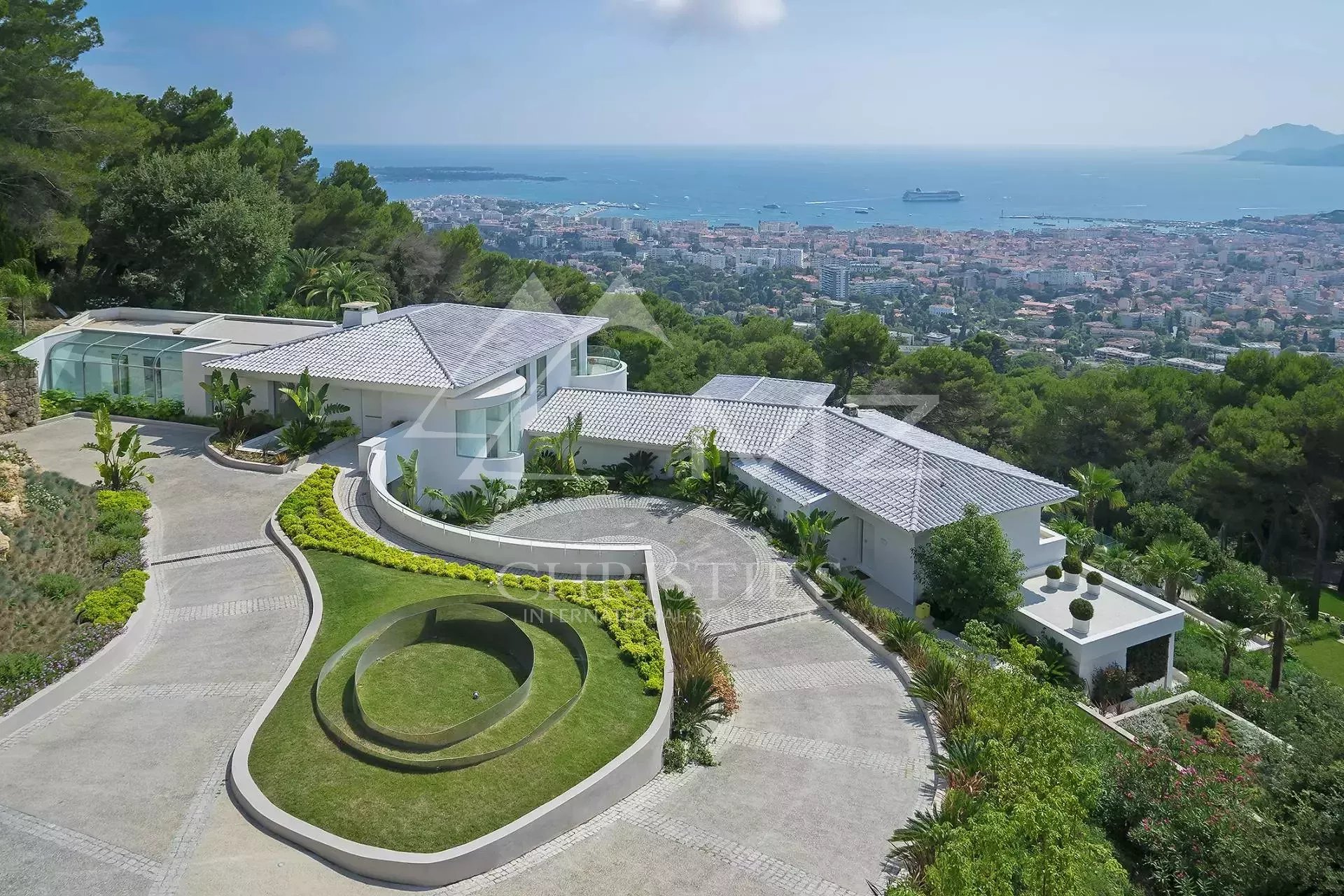 Cannes - Villa surplombant la rade