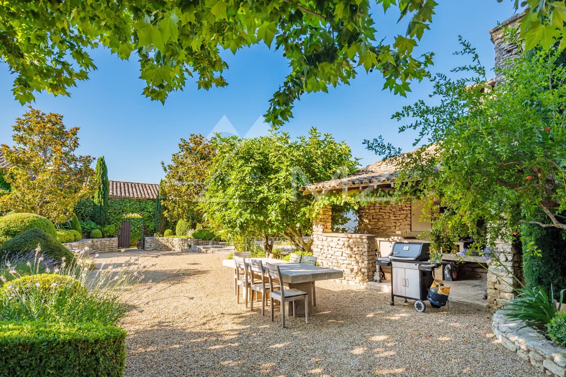 Proche Gordes - Maison de charme au cœur du village