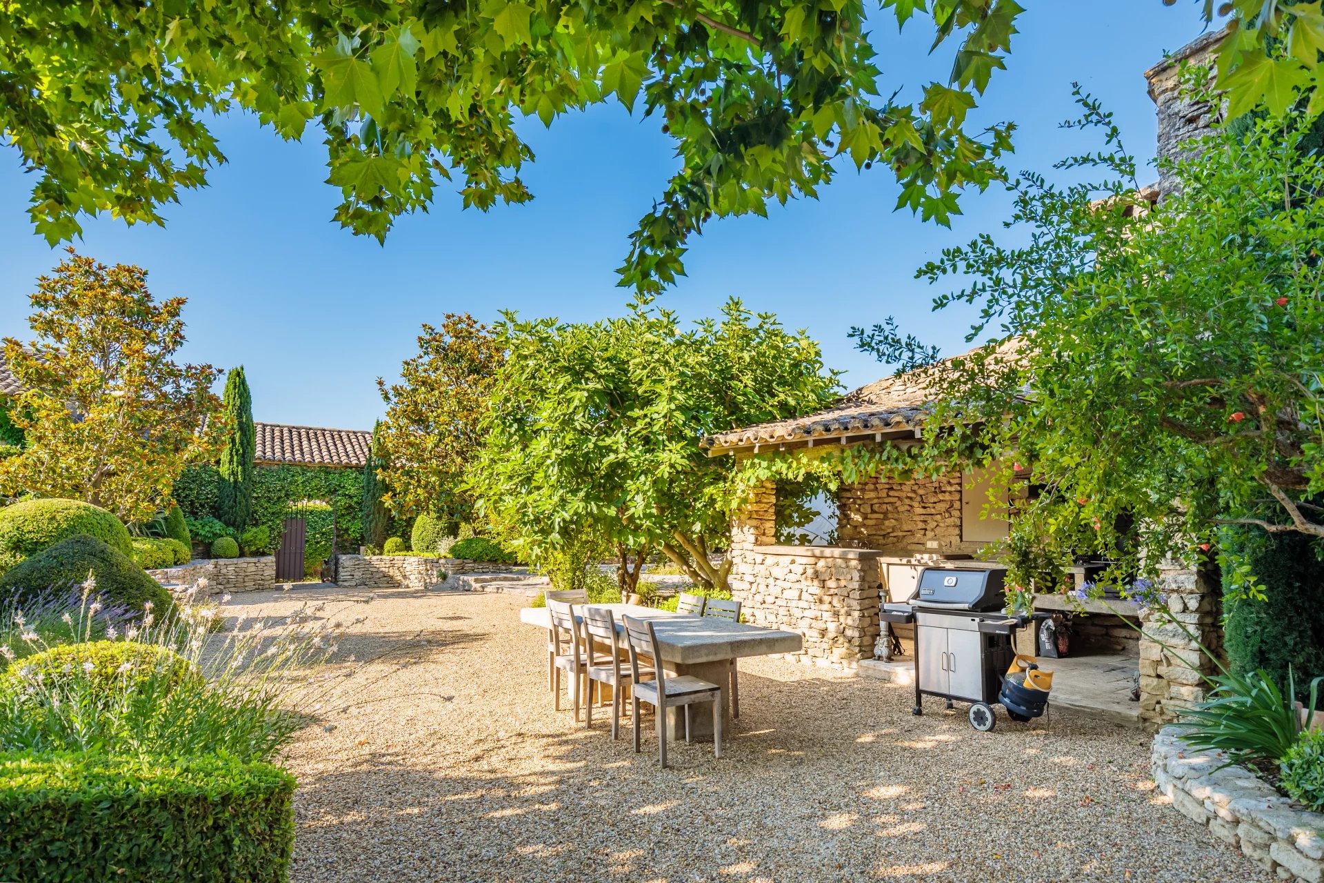 Proche Gordes - Maison de charme au cœur du village