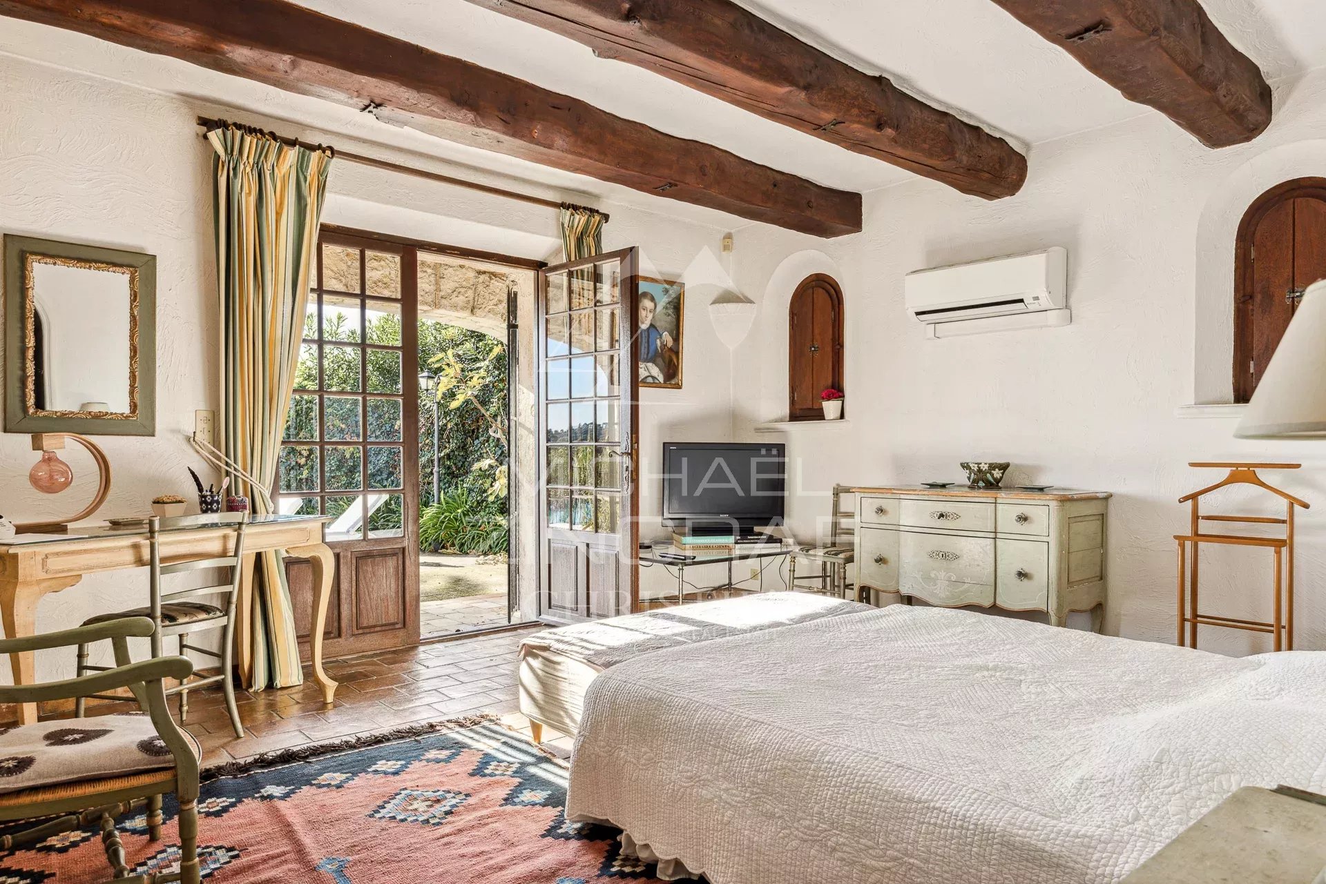 Close to Saint-Paul-de-Vence - Provençal villa with uninterrupted view of the village - 4 bedrooms