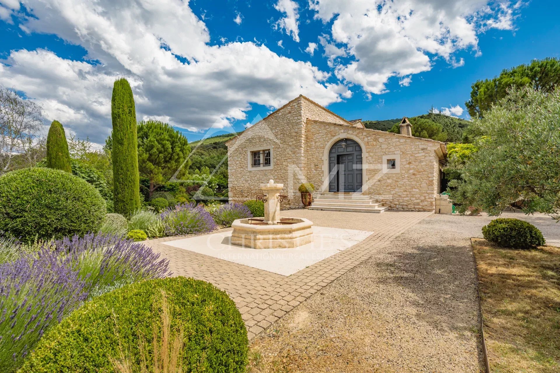 Ménerbes - Gorgeous property with heated pool and tennis court