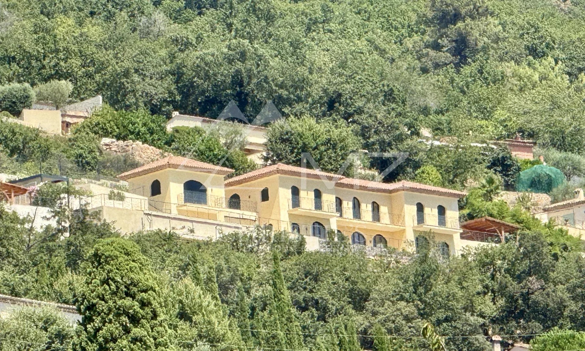 Villa au style épuré sur les balcons de la Riviera