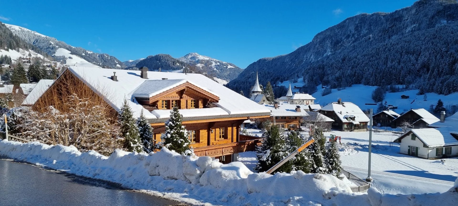 Appartement proche de Gstaad au dernier étage avec vue imprenable sur les montagnes