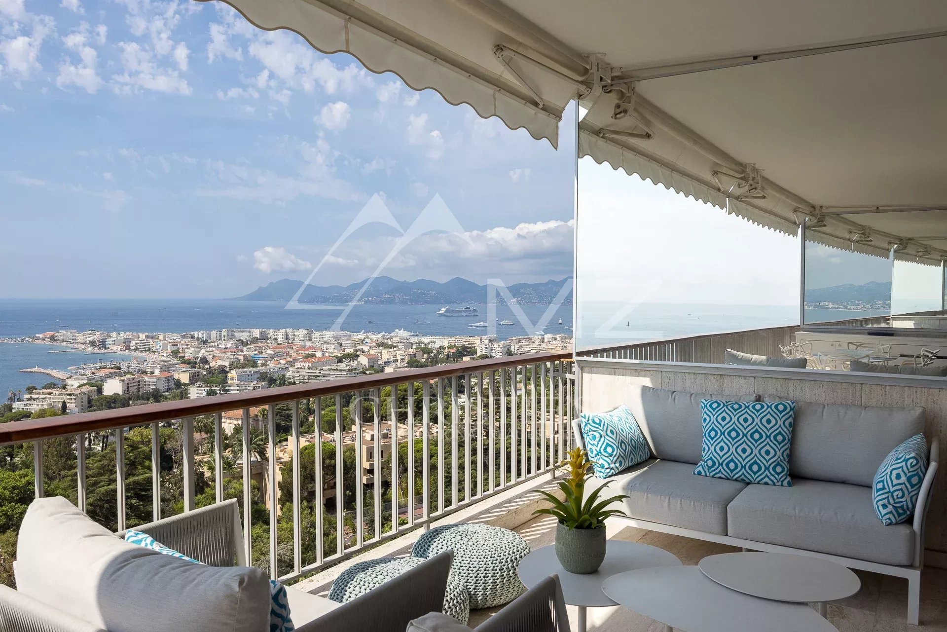 EXCLUSIVITE: Superbe appartement contemporain à la vue mer