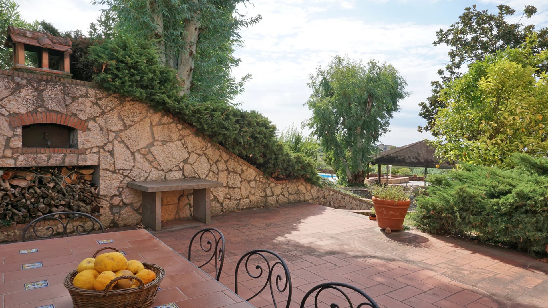 Elégante villa avec piscine, vignoble et grand terrain à une courte distance de la mer