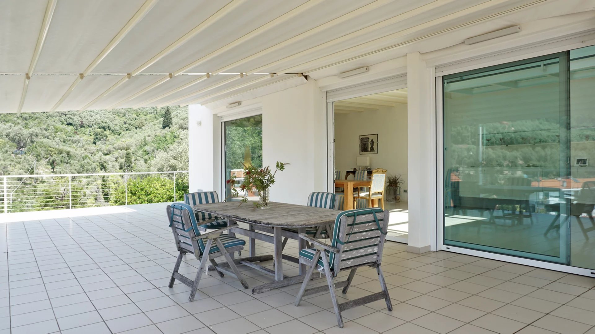 Élégante villa moderne avec de grandes fenêtres et vue sur la mer sur le golfe des Poètes à Fiascherino, Lerici