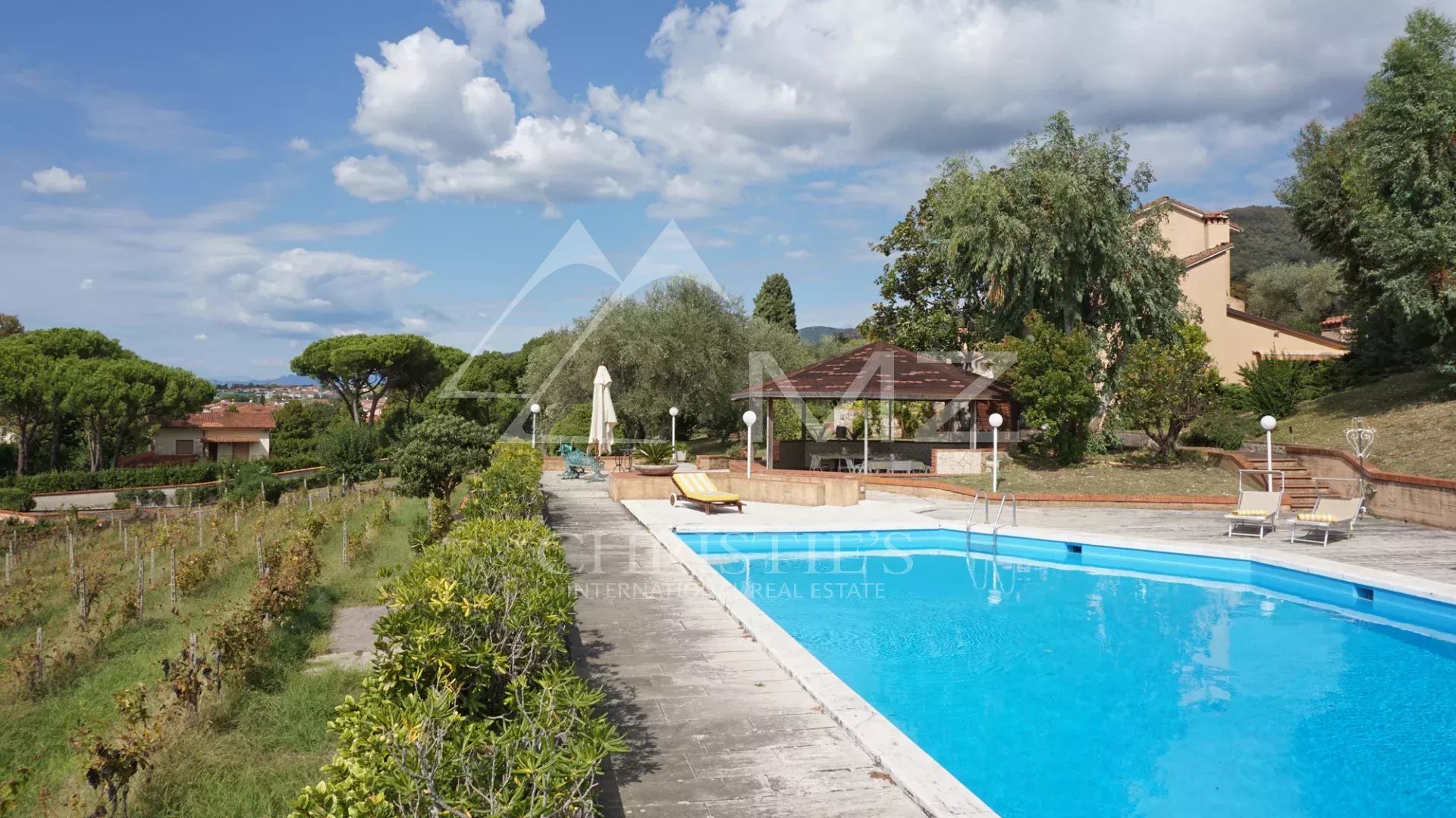 Elégante villa avec piscine, vignoble et grand terrain à une courte distance de la mer