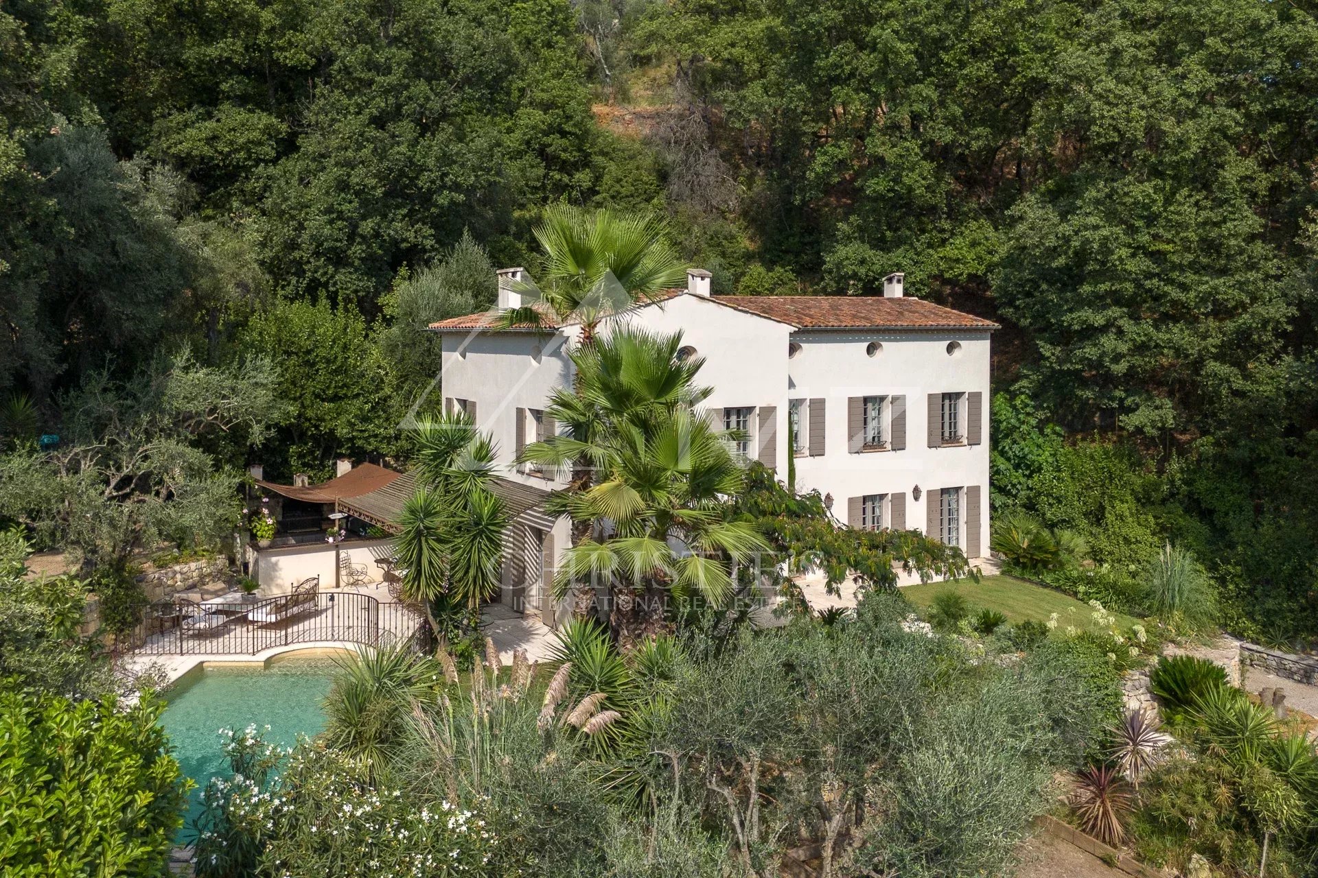 Villa de charme dans un écrin de verdure avec vue panoramique