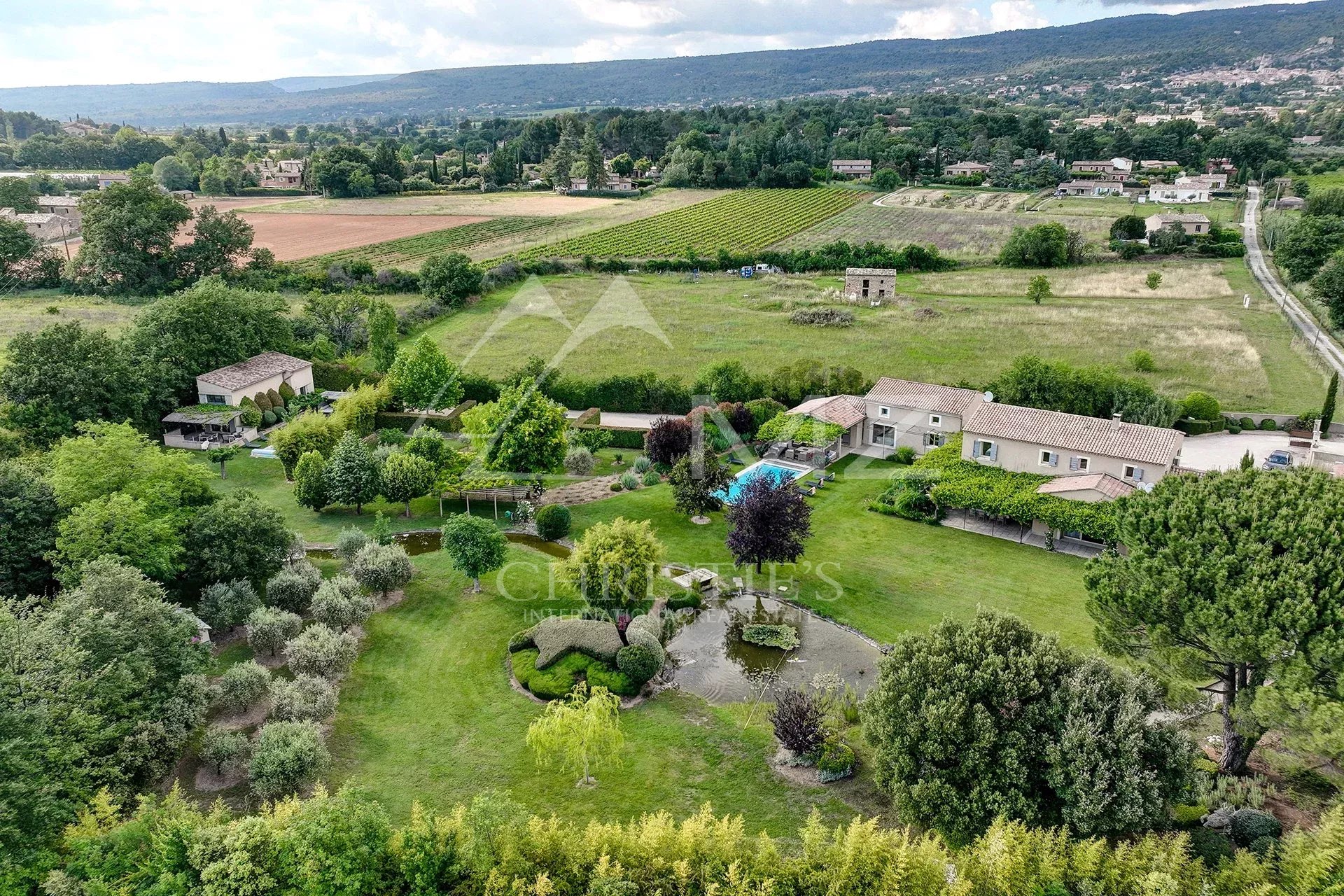 Saint-Saturnin-lès-Apt - Exceptionnelle propriété avec maison d'amis et piscines