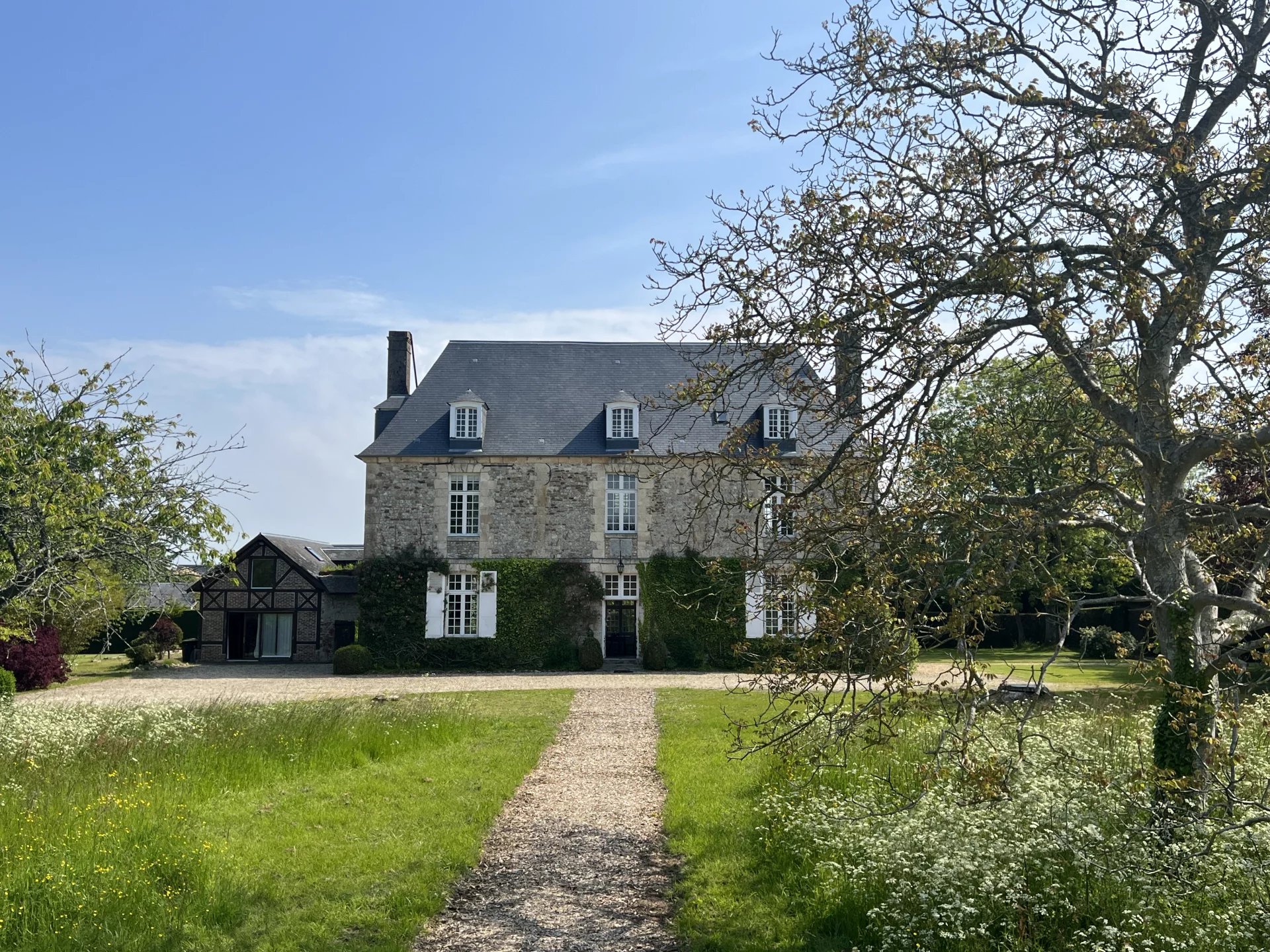 ELEGANT MANOIR DU XVIIIème AVEC DÉPENDANCES PROCHE DE LA MER