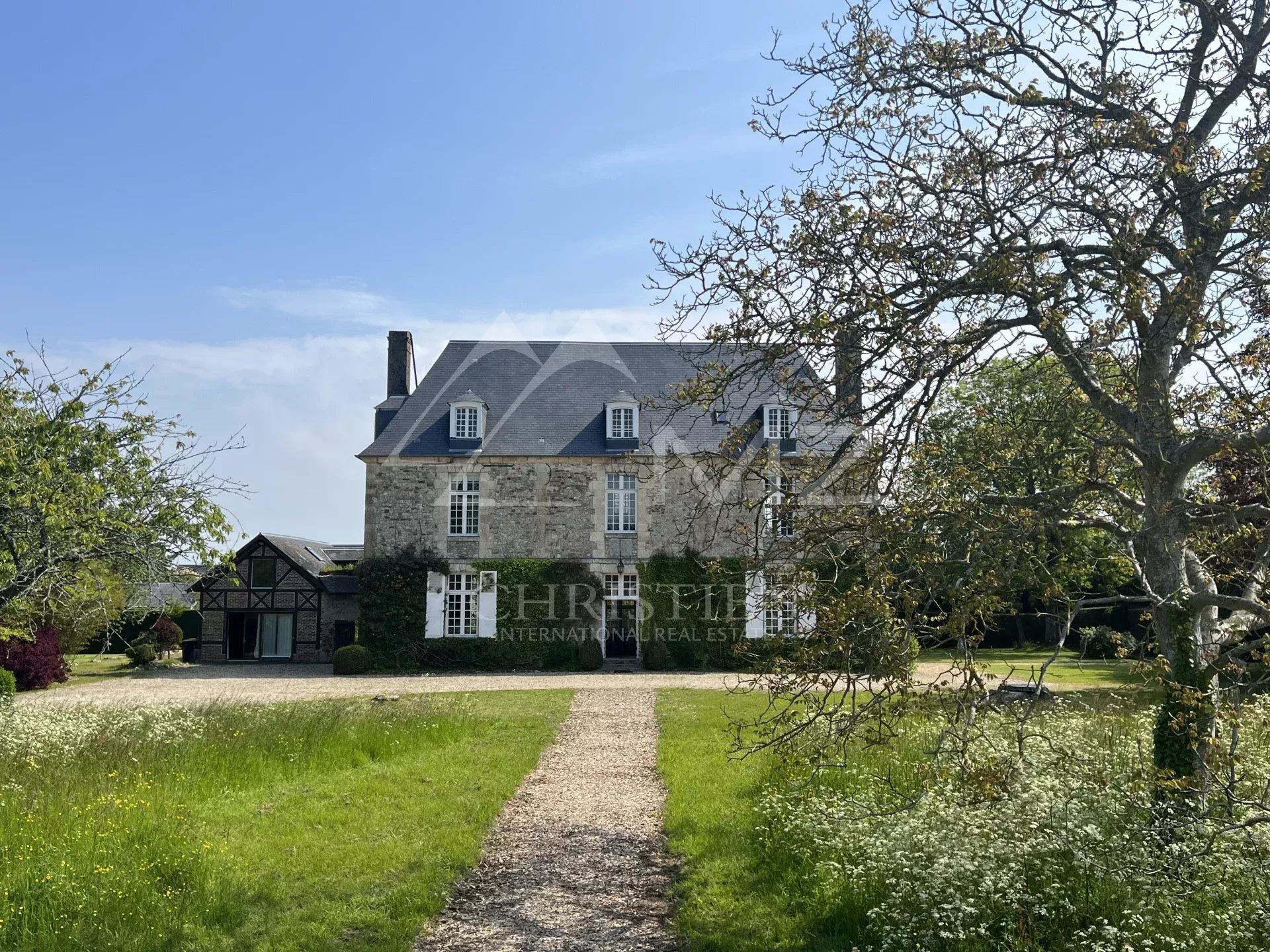 ELEGANT MANOR OF THE 18th-C WITH DEPENDANCIES CLOSE TO THE SEA