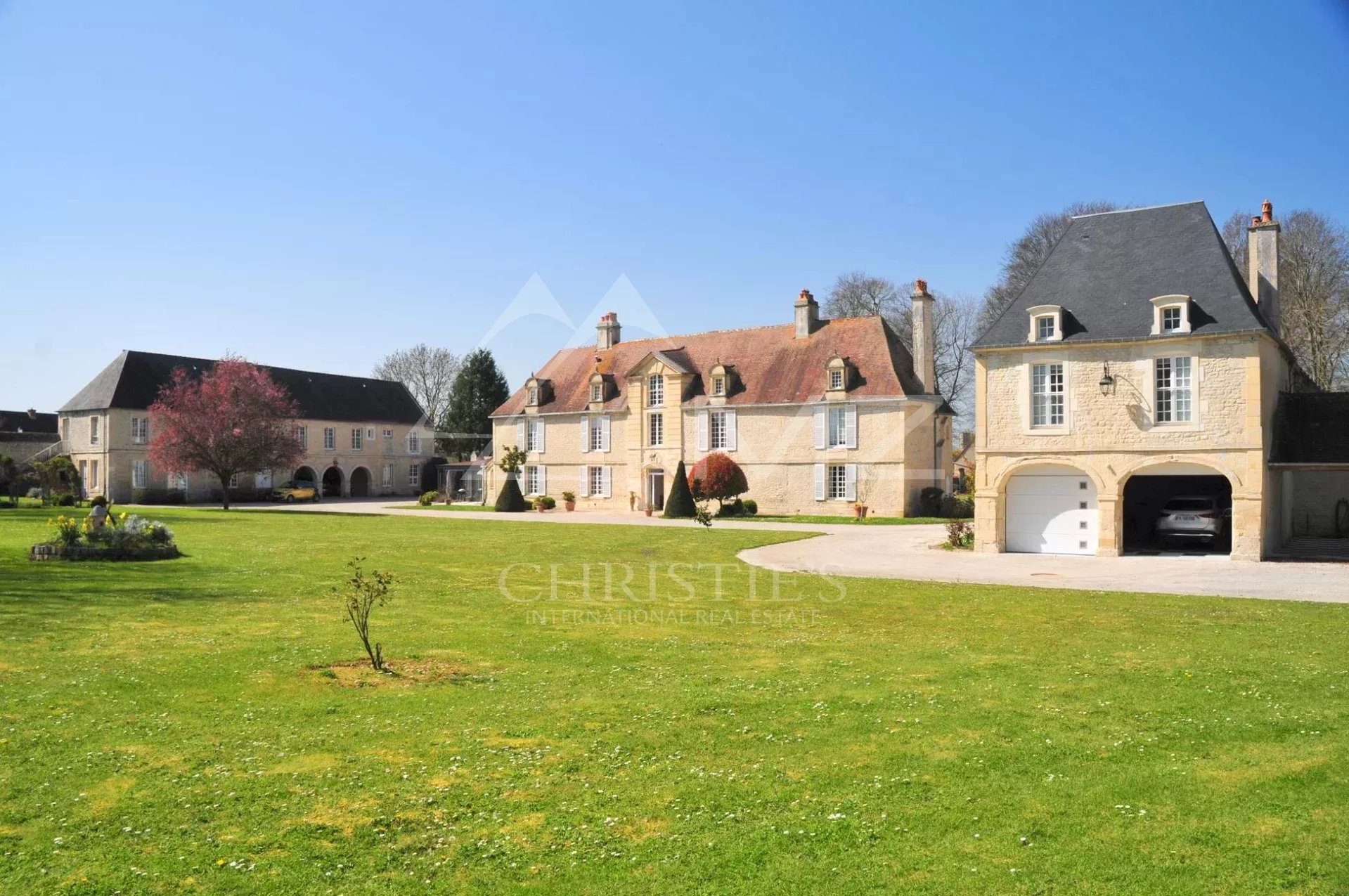 FANTASTIQUE CHÂTEAU AVEC DÉPENDANCES SUR UN VASTE PARC