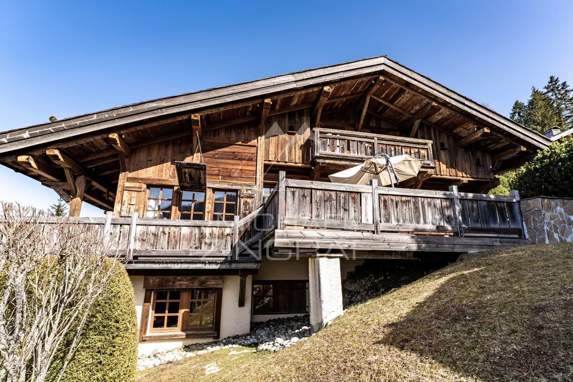 Chalet with aged wood, quiet, view, unique location close to the village