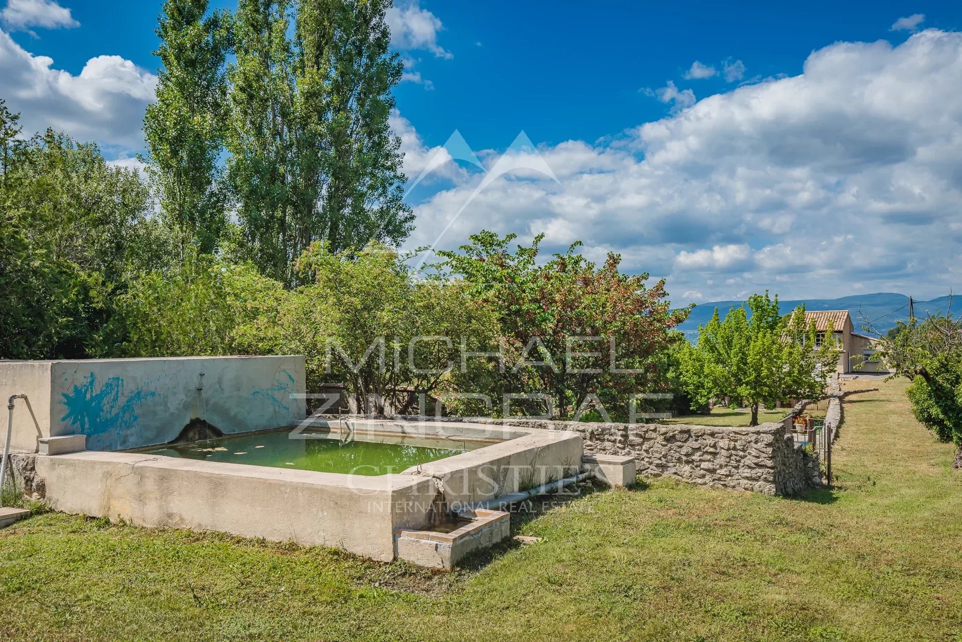 Charming 1920s house with superb views in the Luberon