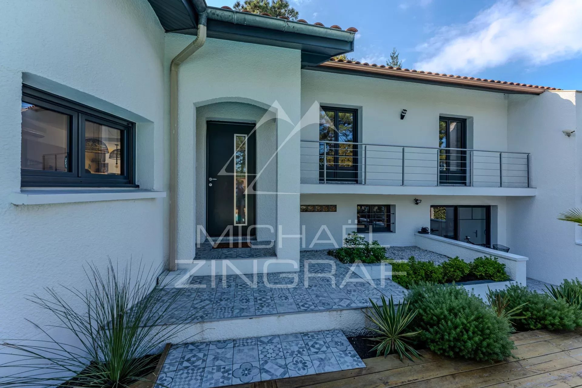 House on the Arcachon golf course at the gateway to Pyla