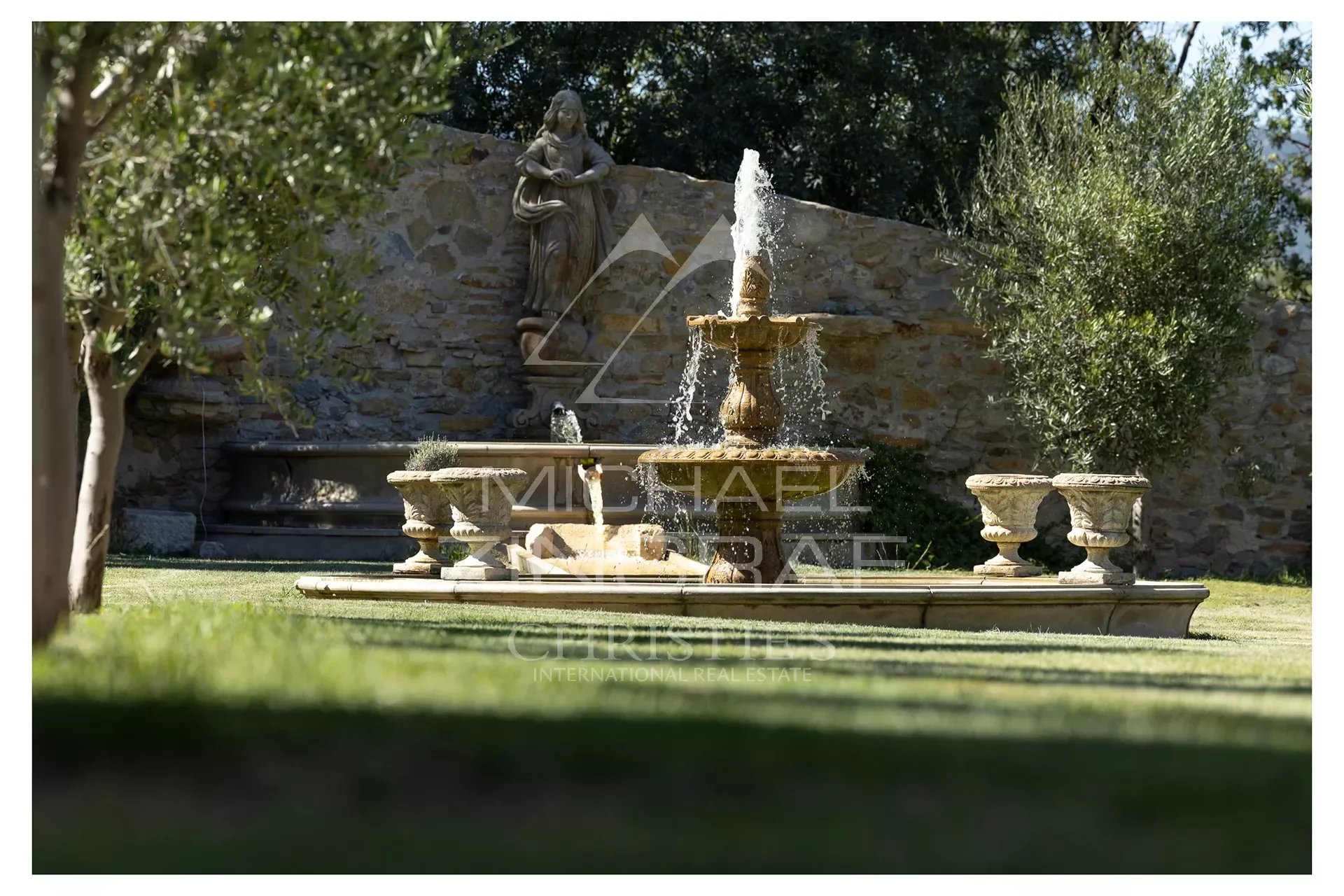 Saint-Cyr-sur-Mer, Provençal Château In the heart of the  vineyards