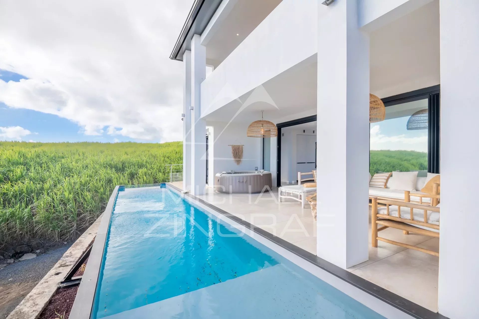 Beeindruckende zweistöckige Villa mit balinesischem Charme