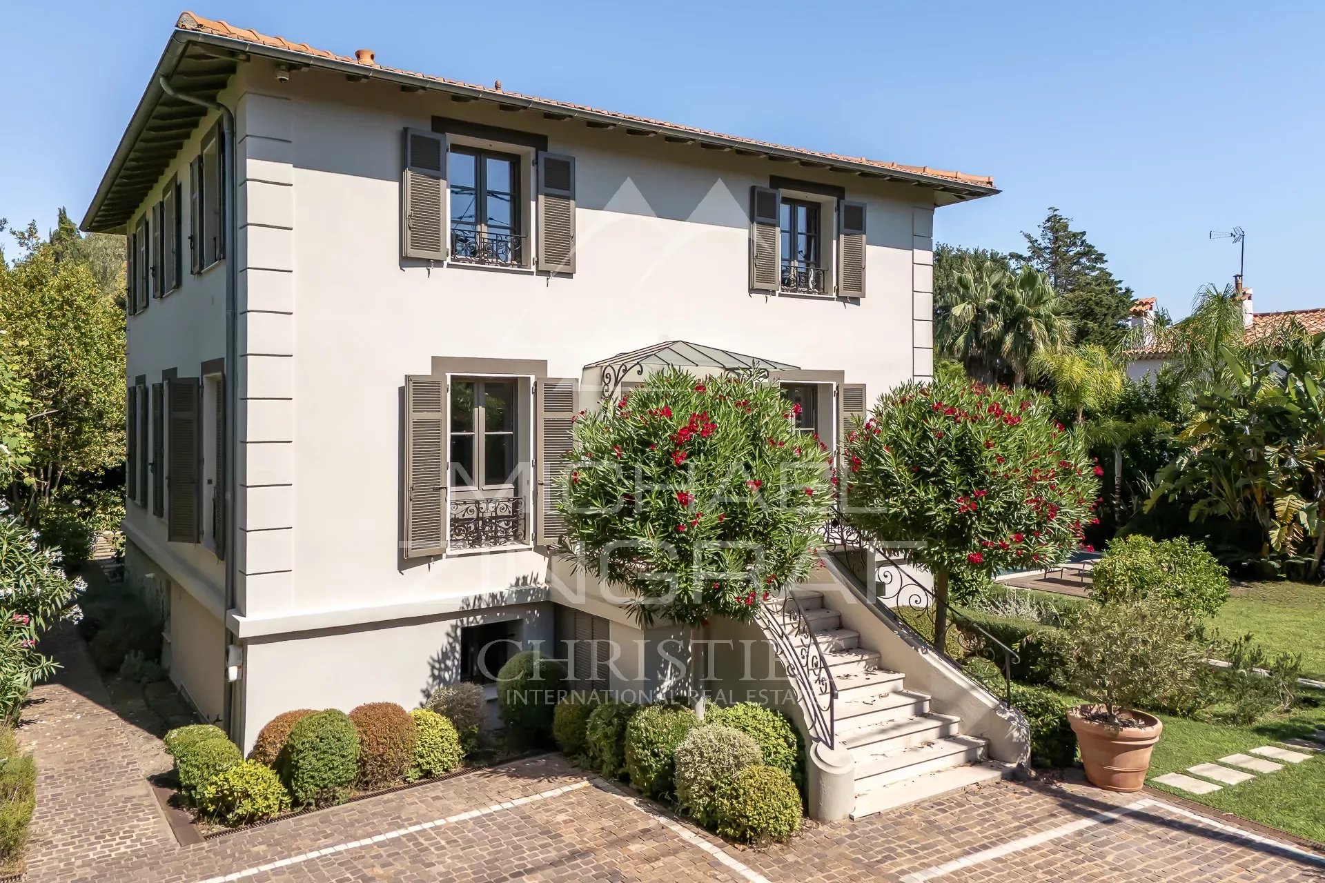 Exclusivity- Elegance and Comfort: Discover This Prestigious Home