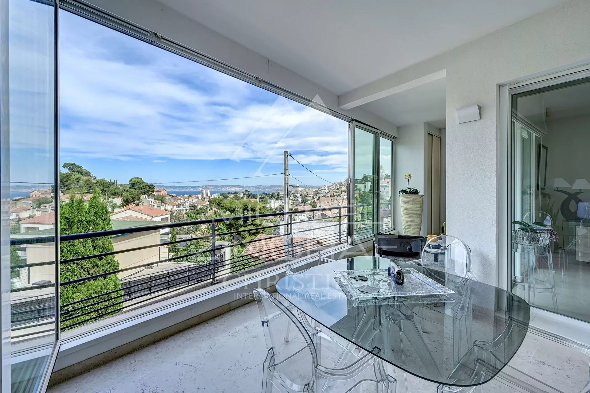 Architect-designed house with rooftop and panoramic view