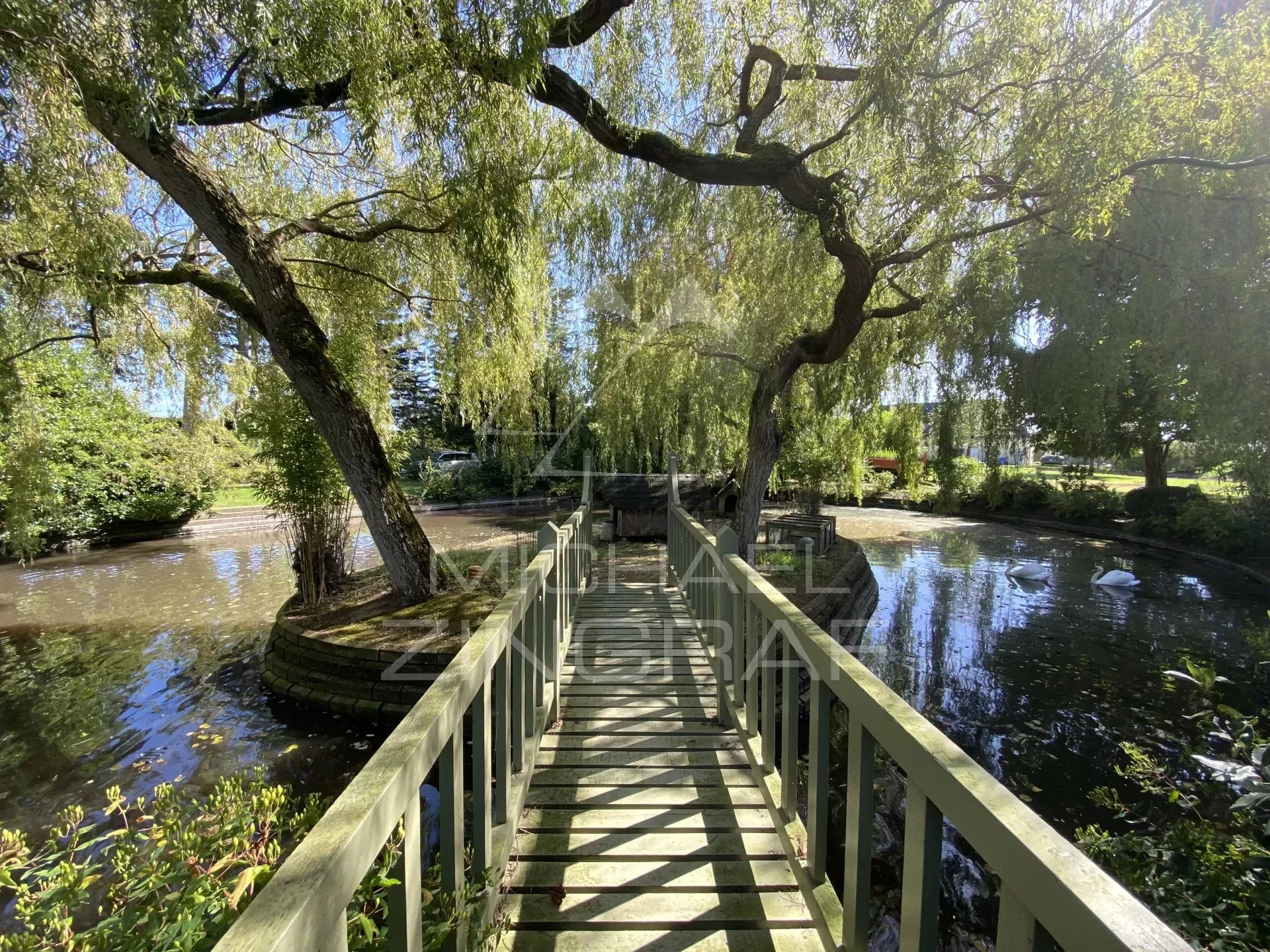 Anglo-normannisches Herrenhaus - Park