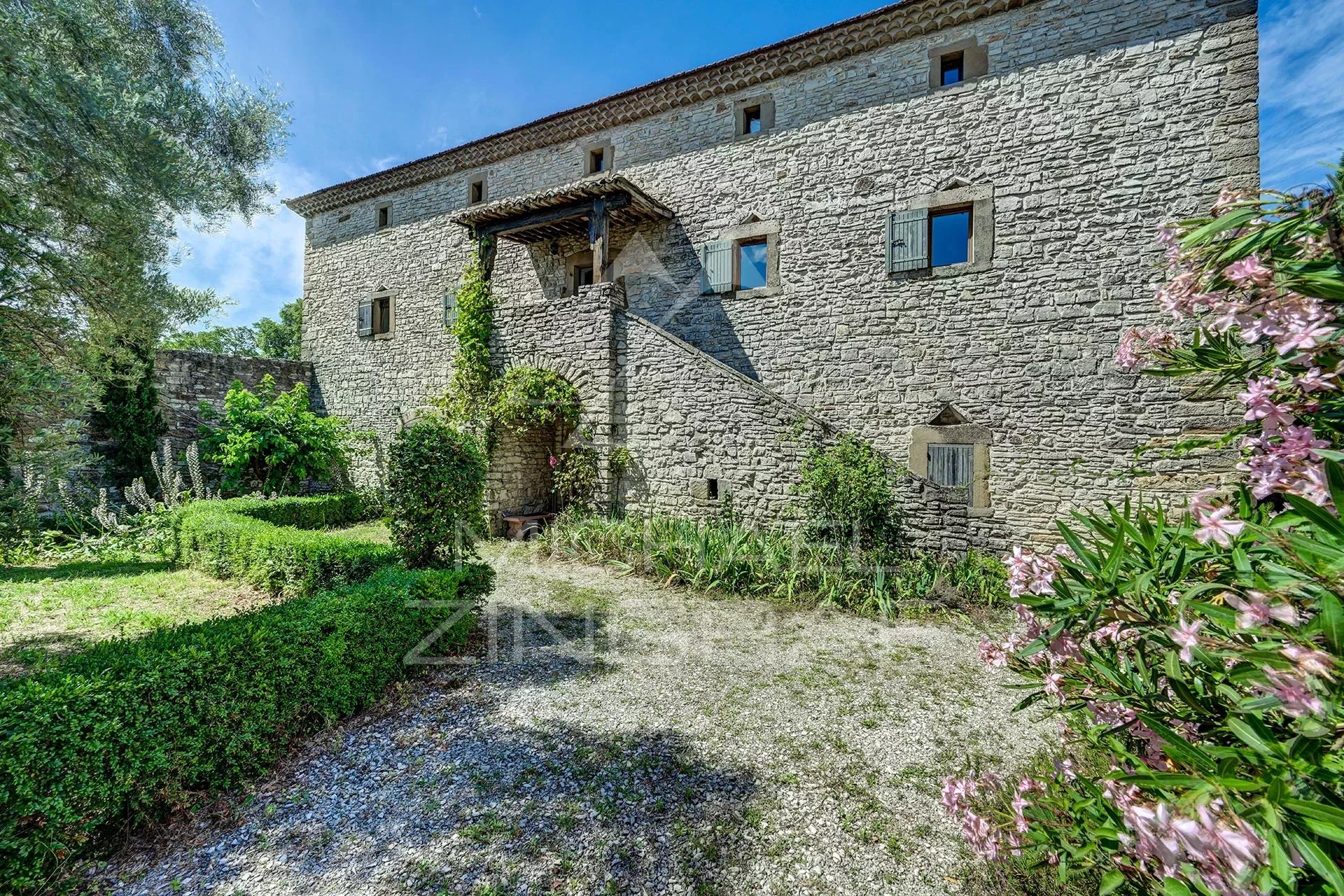 Between Uzès and the Cévennes: In the heart of the village, superb property