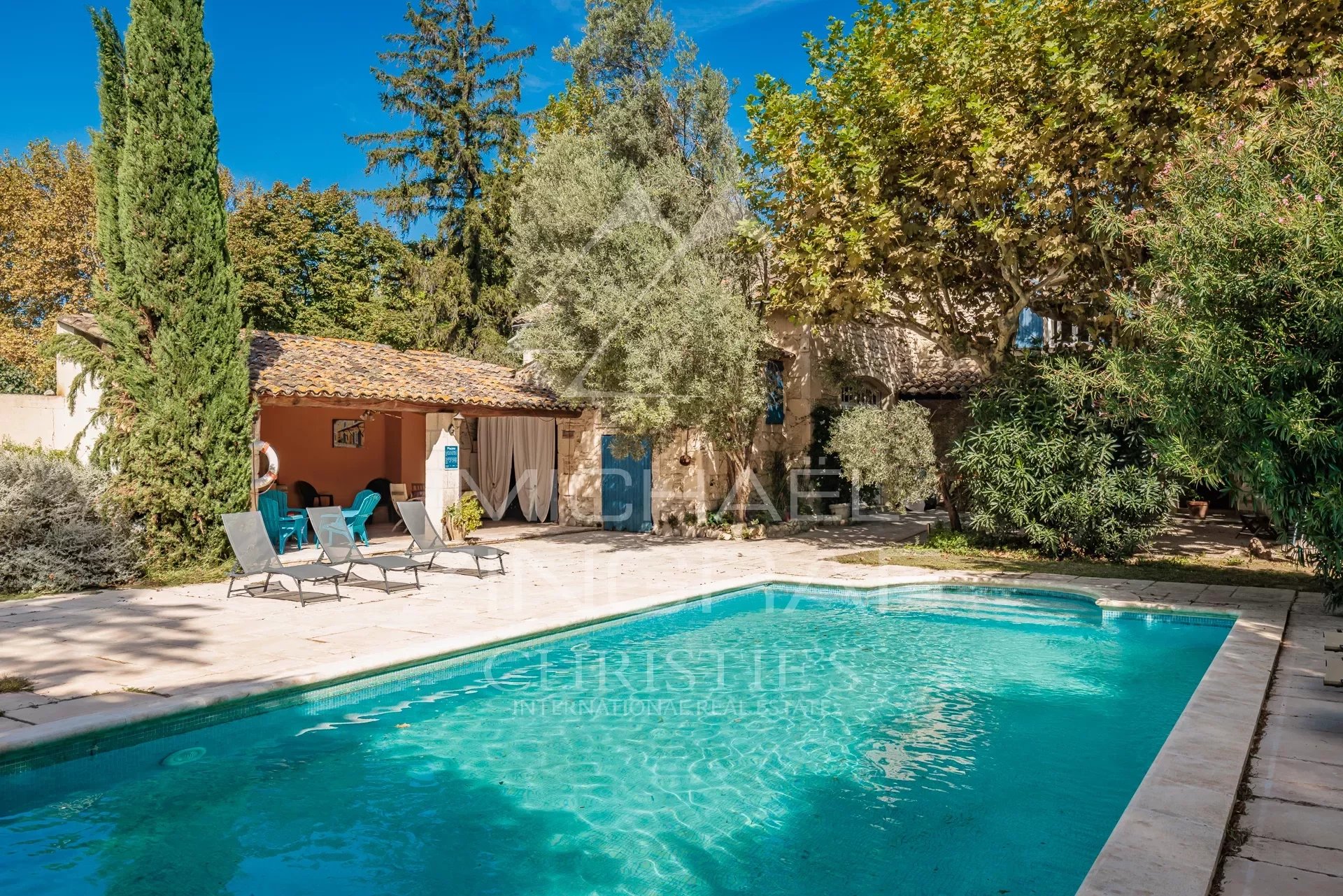 Charming and typical farmhouse in Provence