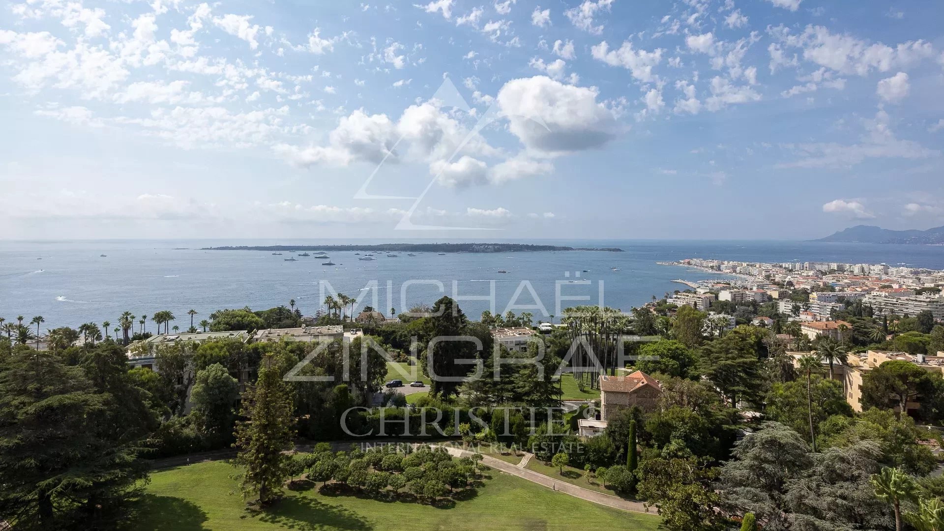 SOLE AGENT: Superb contemporary apartment with sea view