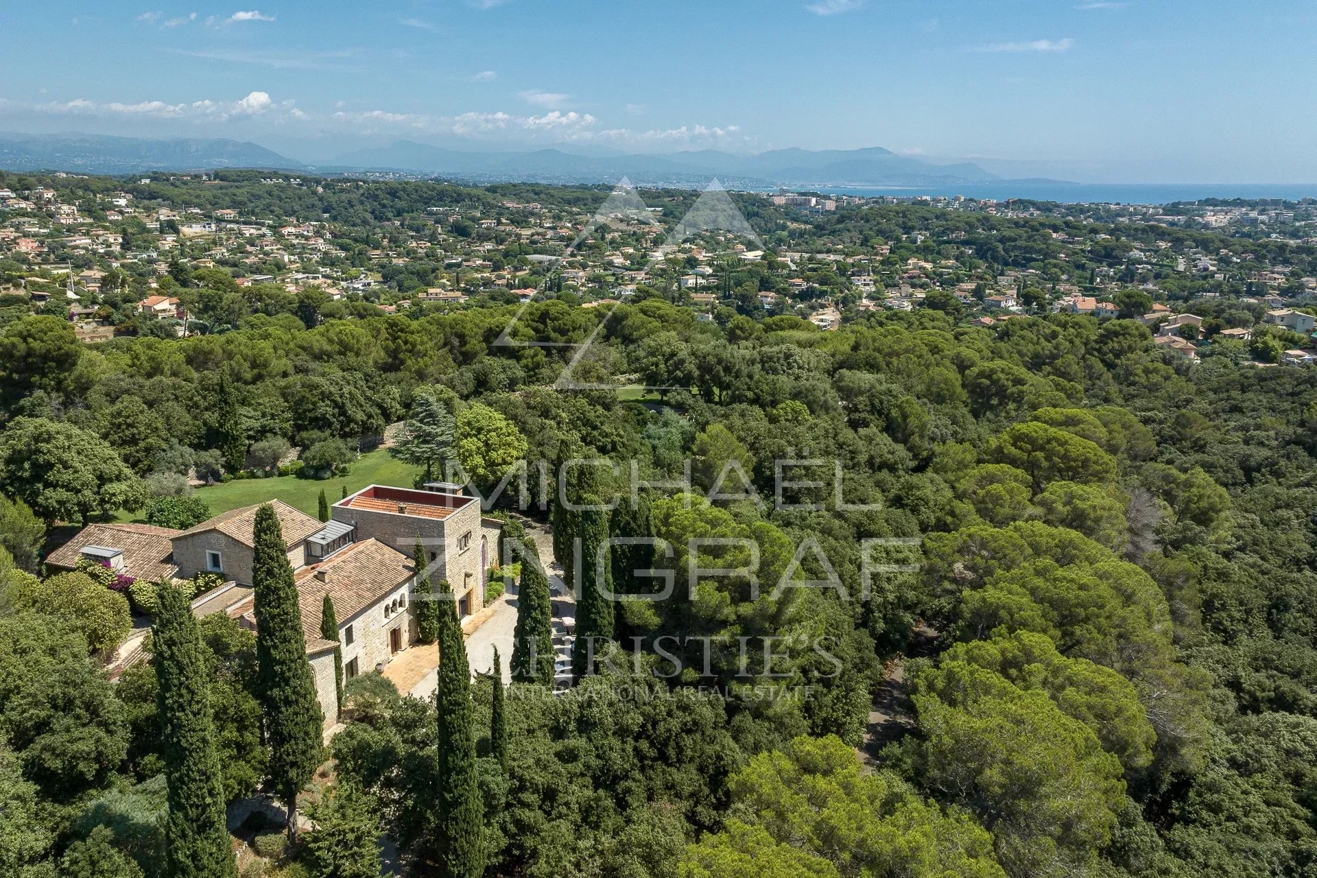 Close to Cannes -  6 bedrooms Villa in a park