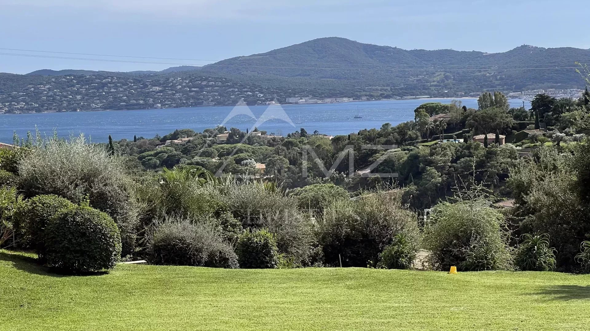 PROVENZALISCHE VILLA MIT PANORAMISCHEM MEERBLICK