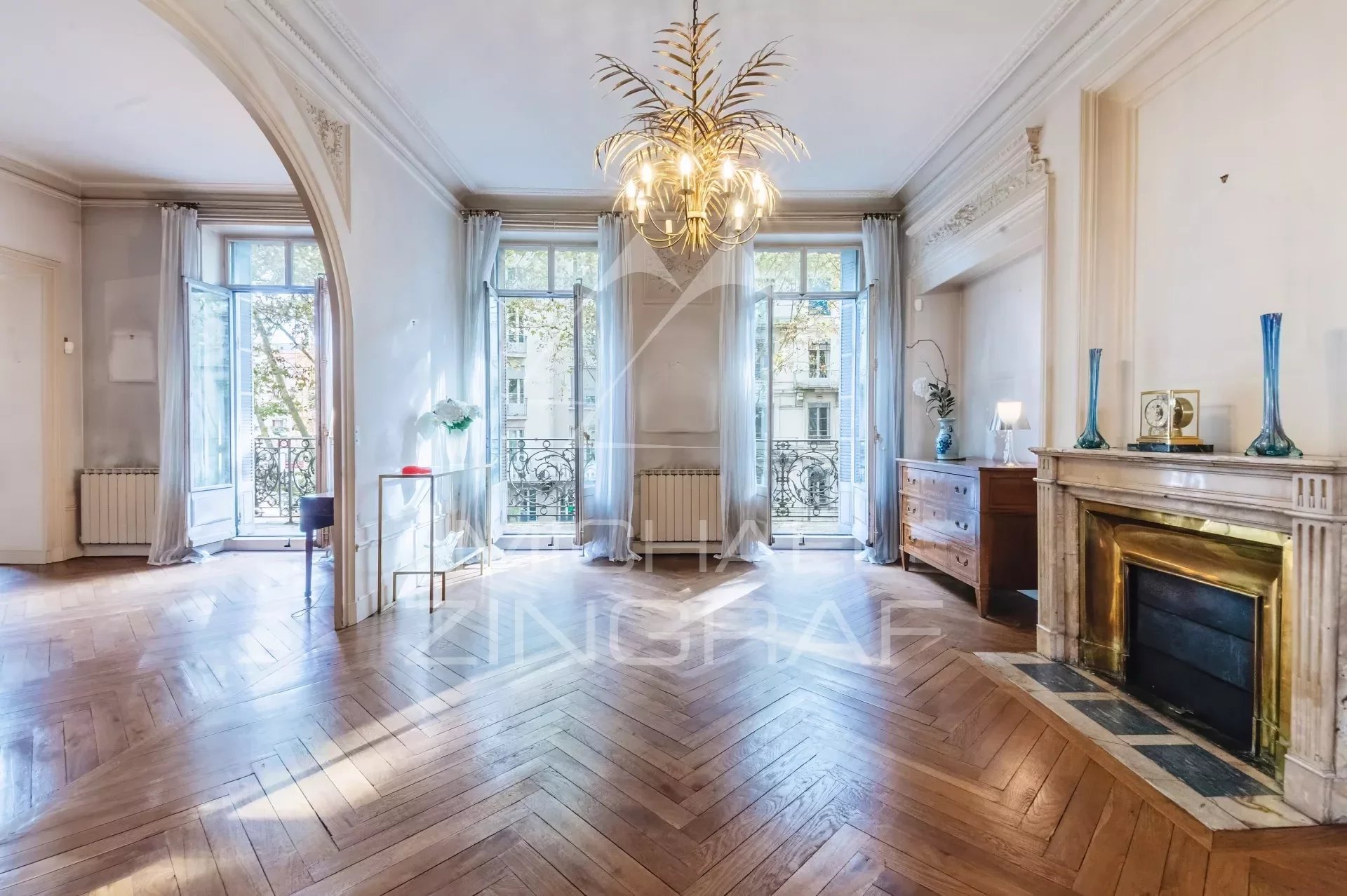 Superbe appartement d'angle dans immeuble Haussmannien