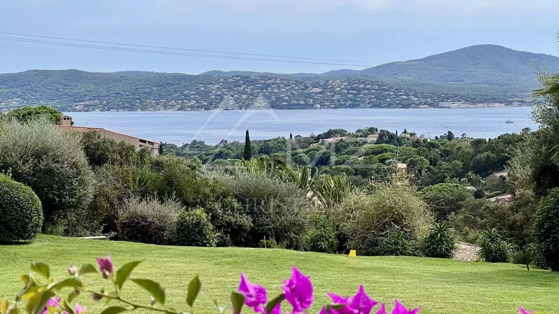 PROVENZALISCHE VILLA MIT PANORAMISCHEM MEERBLICK