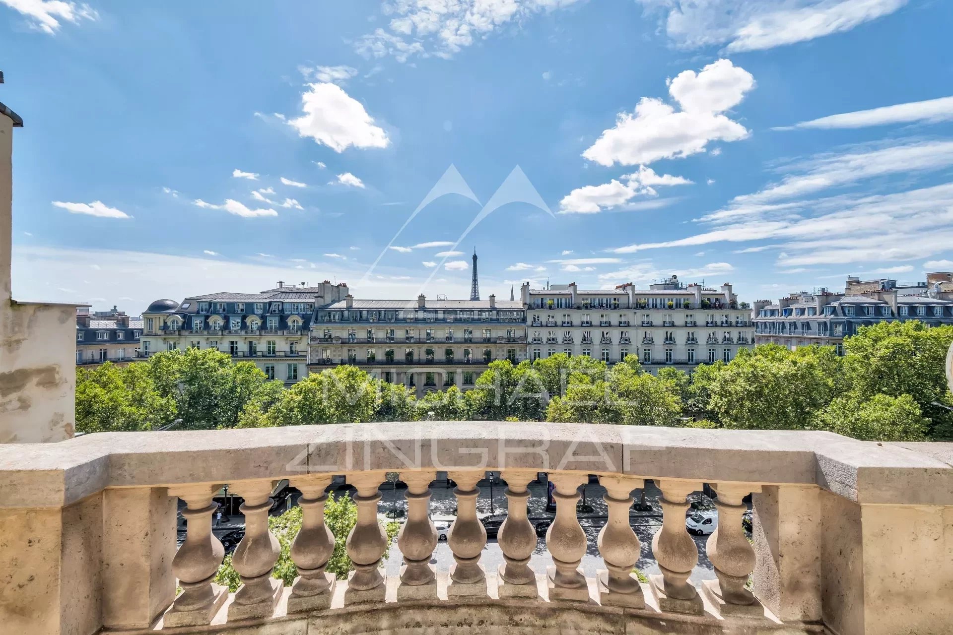 Studio a coeur des Champs-Elysées avec balcon vue Tour Eiffel à rénover - idéal pied-à-terre - Paris 8