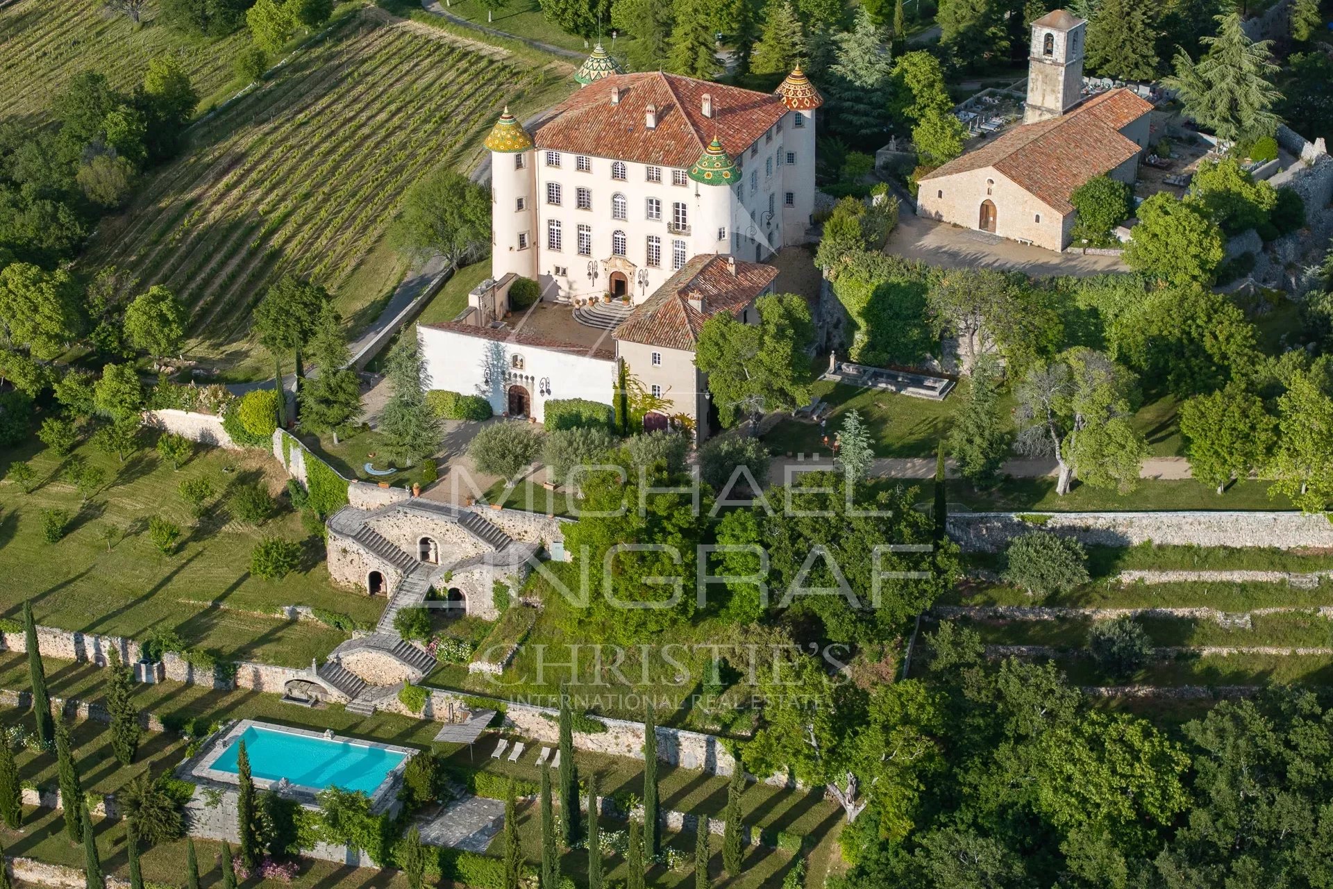 Aiguines - Remarquable domaine avec château provençal