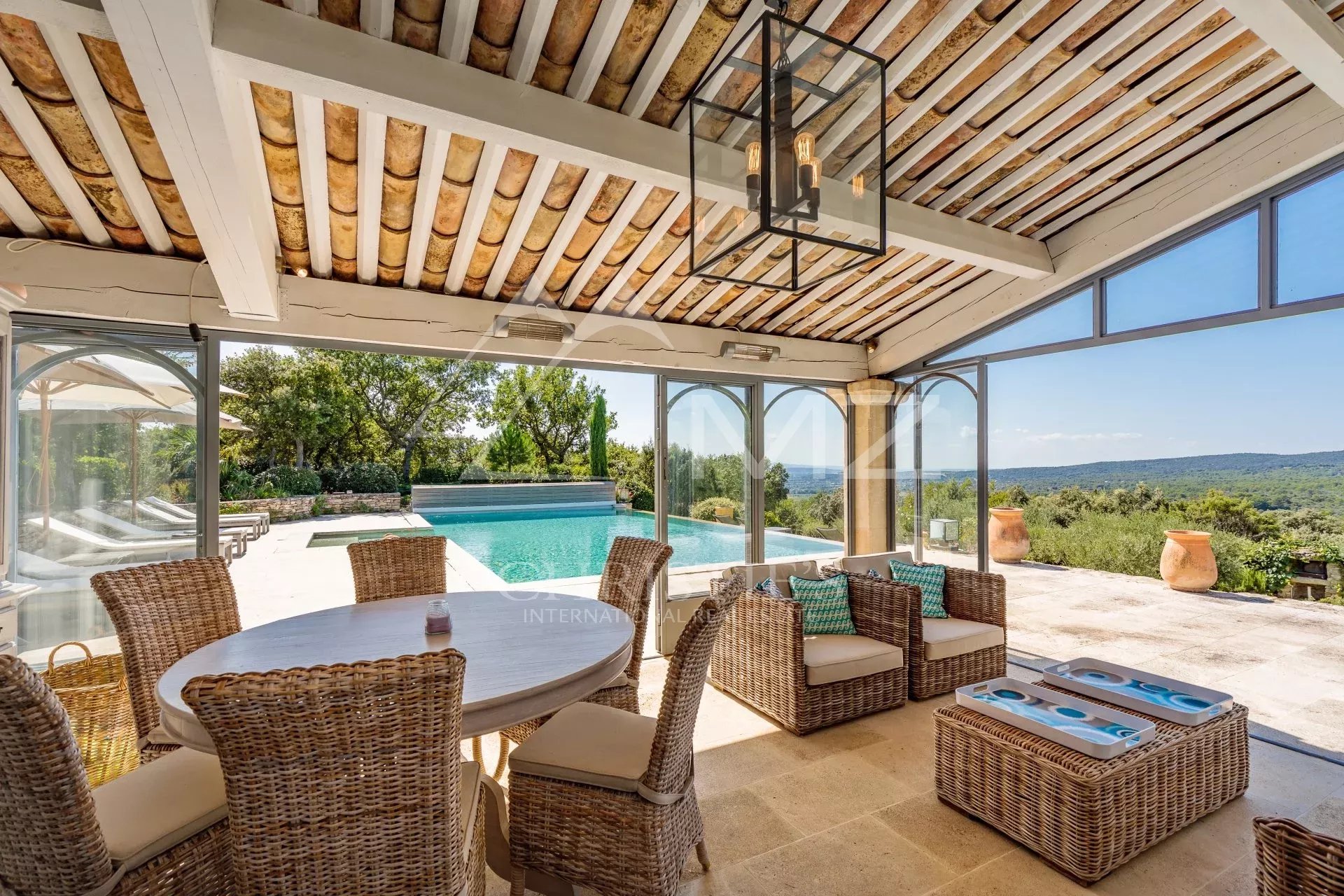 Gordes - Magnificent property with heated pool