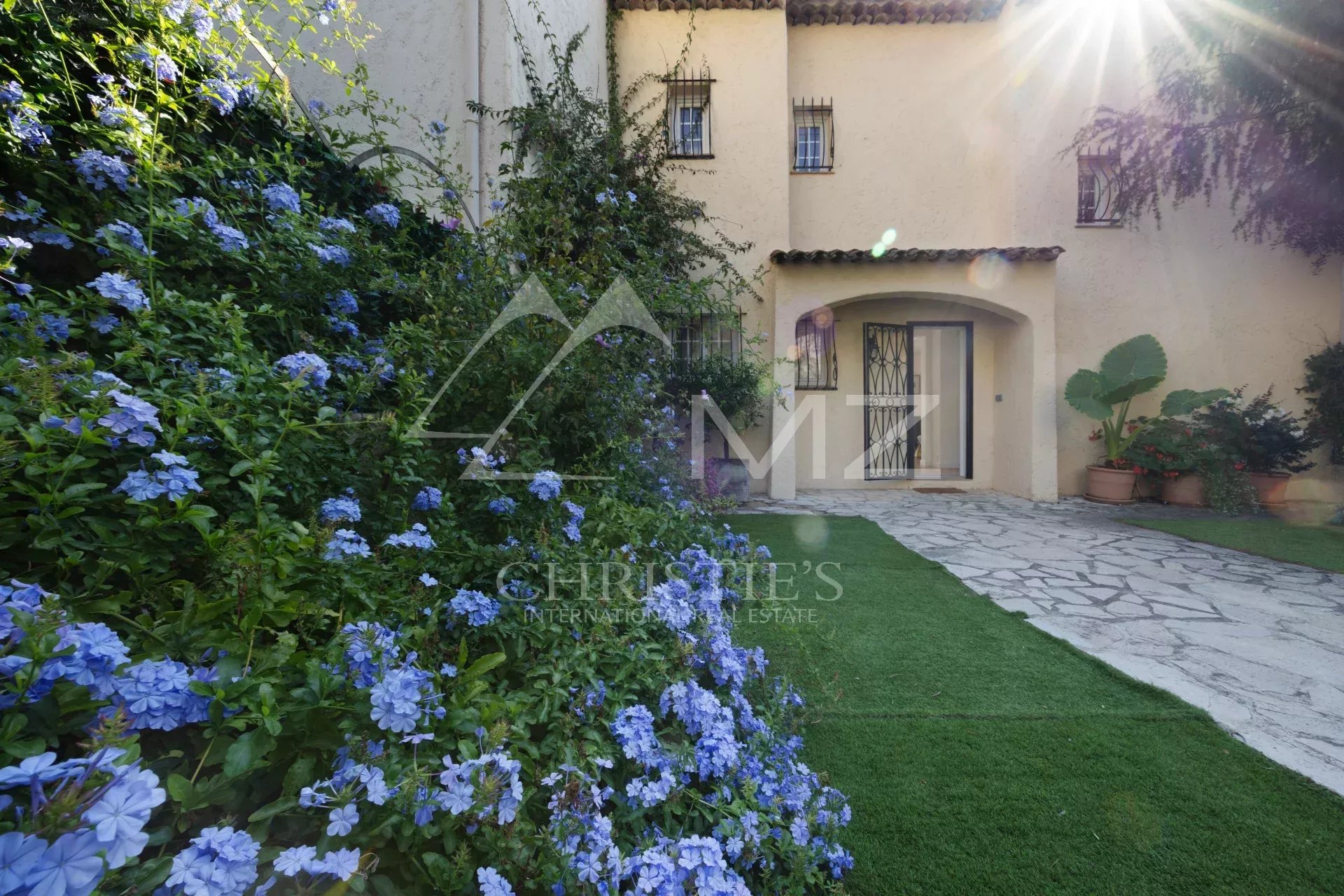 Élégante Villa Mitoyenne avec Terrasse et Vue Imprenable