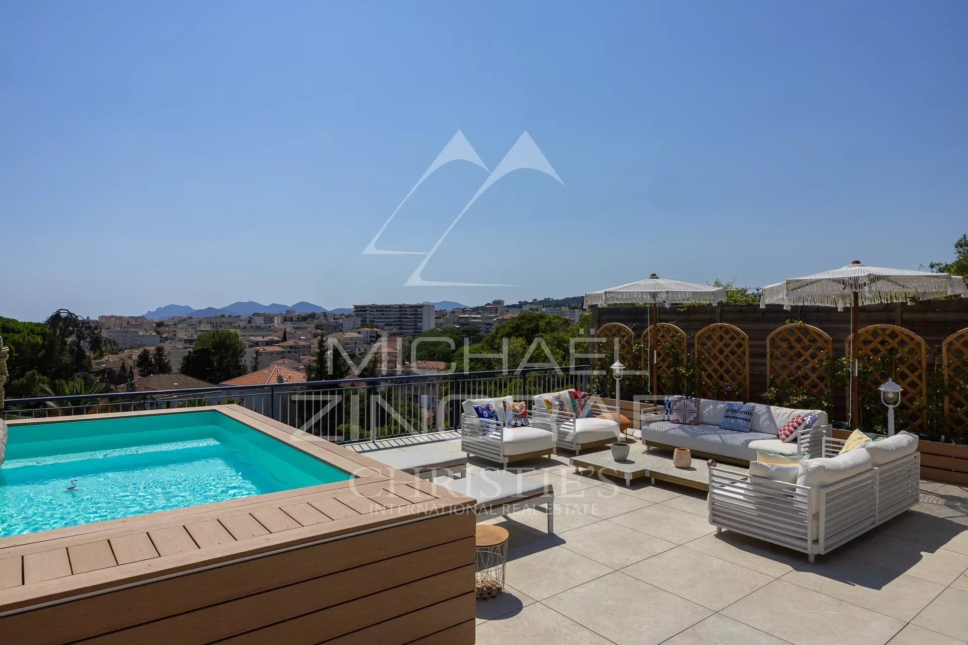 Prestigeträchtige Wohnung mit Dachterrassenpool in Cannes