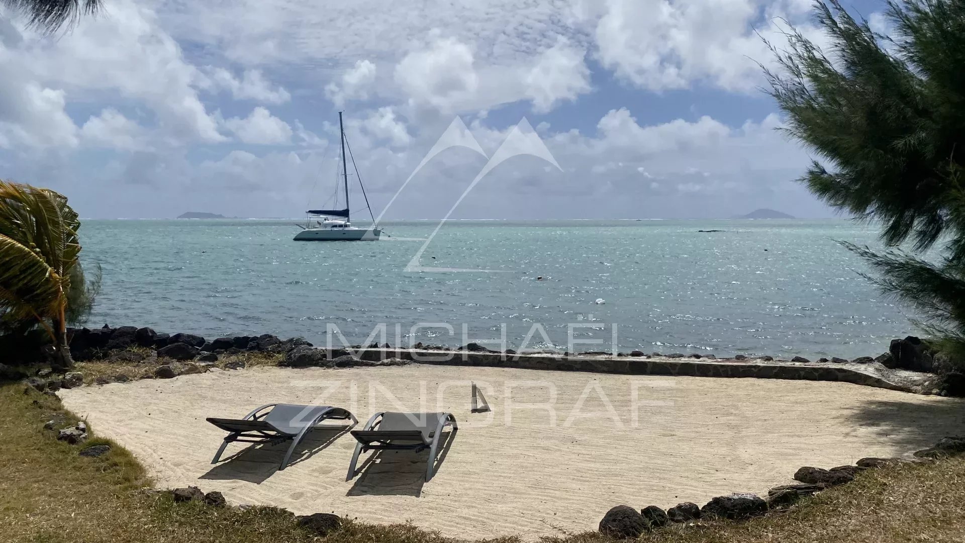 Villa pieds dans l'eau à Calodyne avec vue à couper le souffle