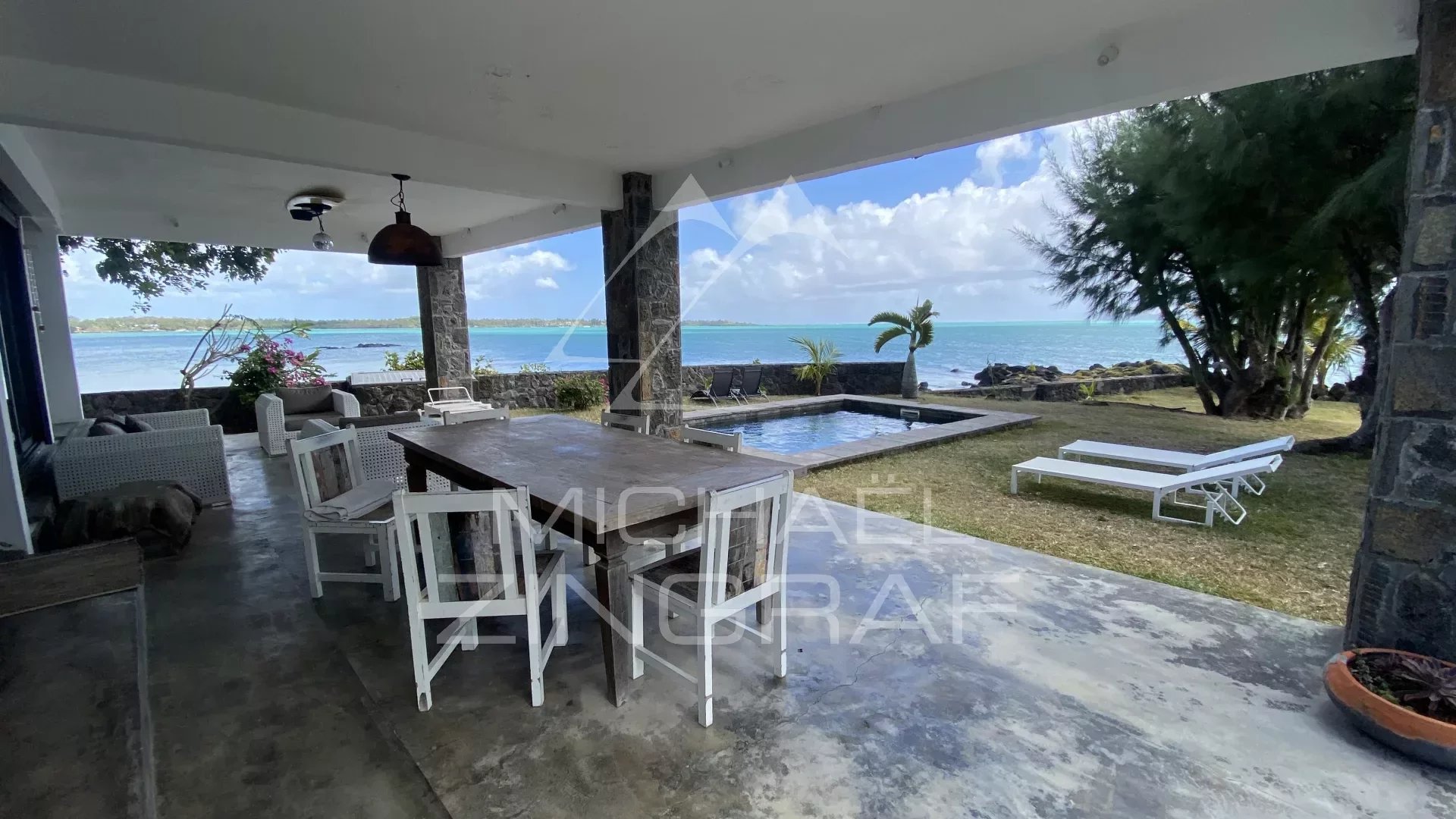 Villa pieds dans l'eau à Calodyne avec vue à couper le souffle