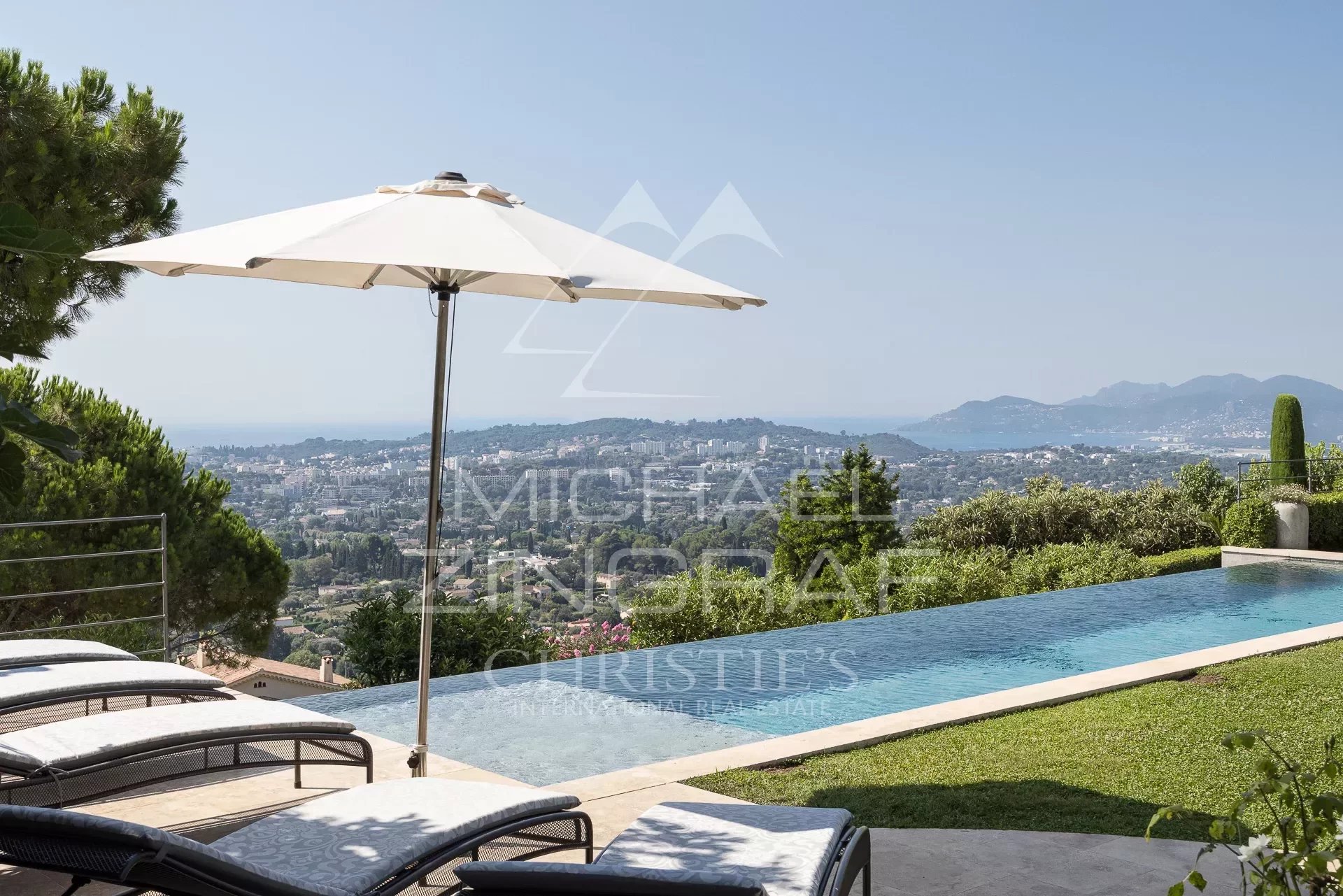 Mougins Village - Superb property with sea view