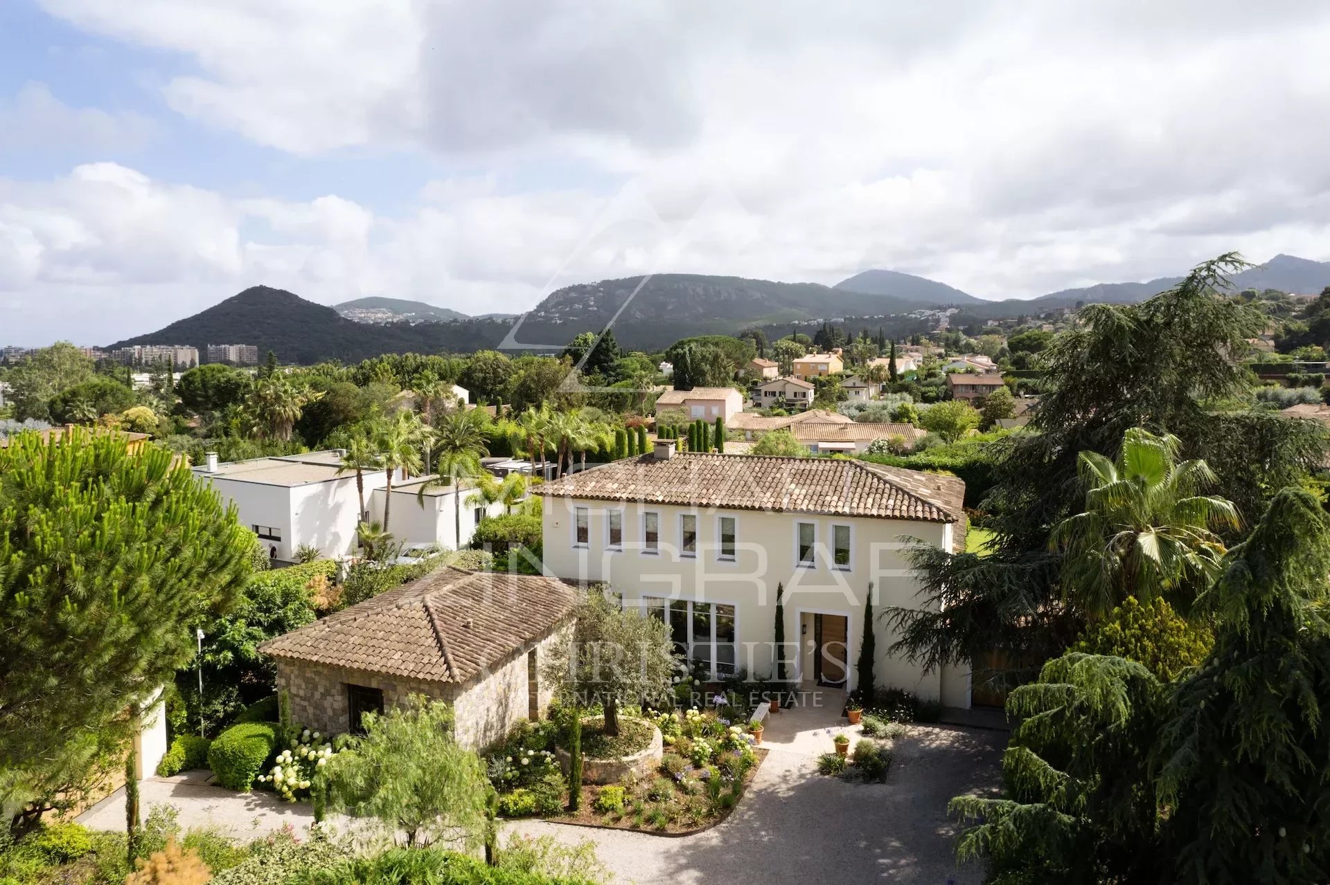 Nahe Cannes - wunderschöne Villa mit 4 Schlafzimmern