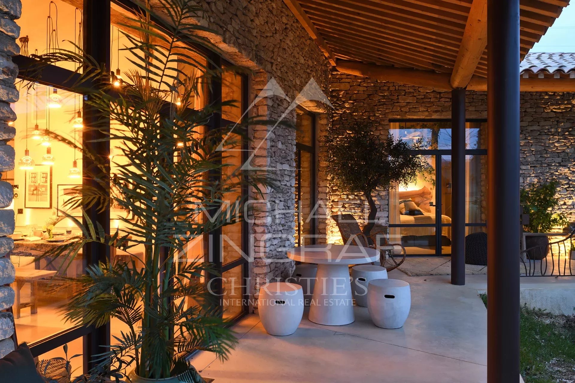 Gordes - Superbe maison en pierres avec décoration raffinée