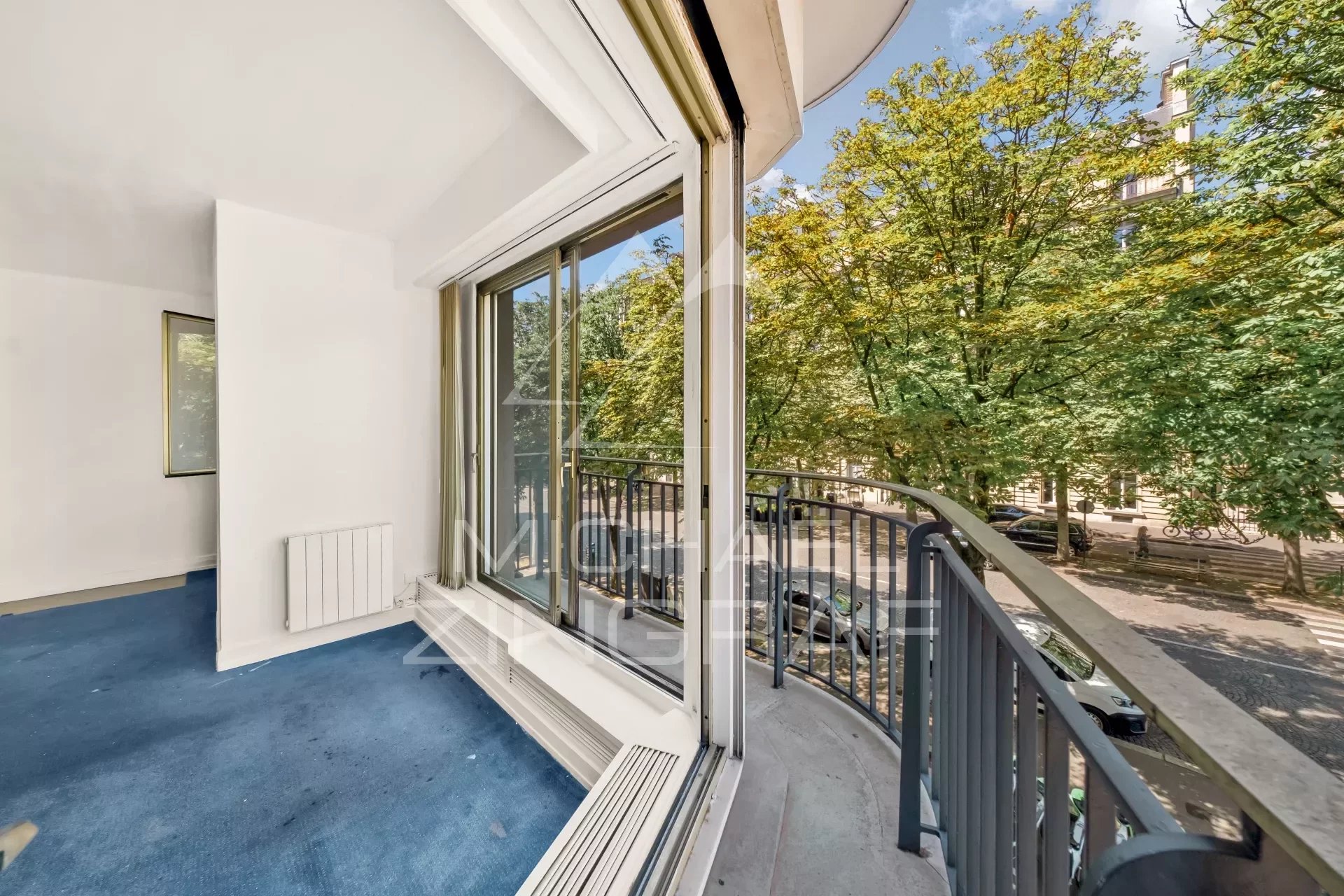 Studio of 45 m2 to renovate in the heart of the Triangle d'Or - Avenue Georges V - Paris 8