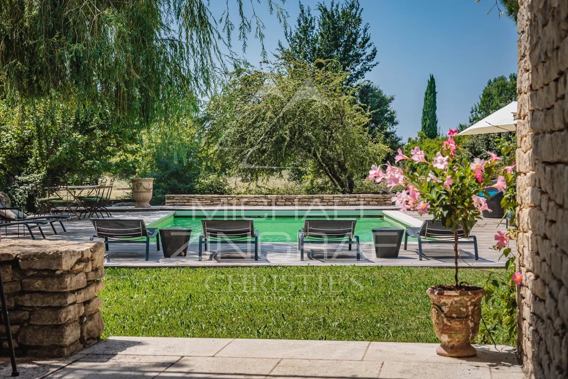 Gordes: Magnificent Stone Villa