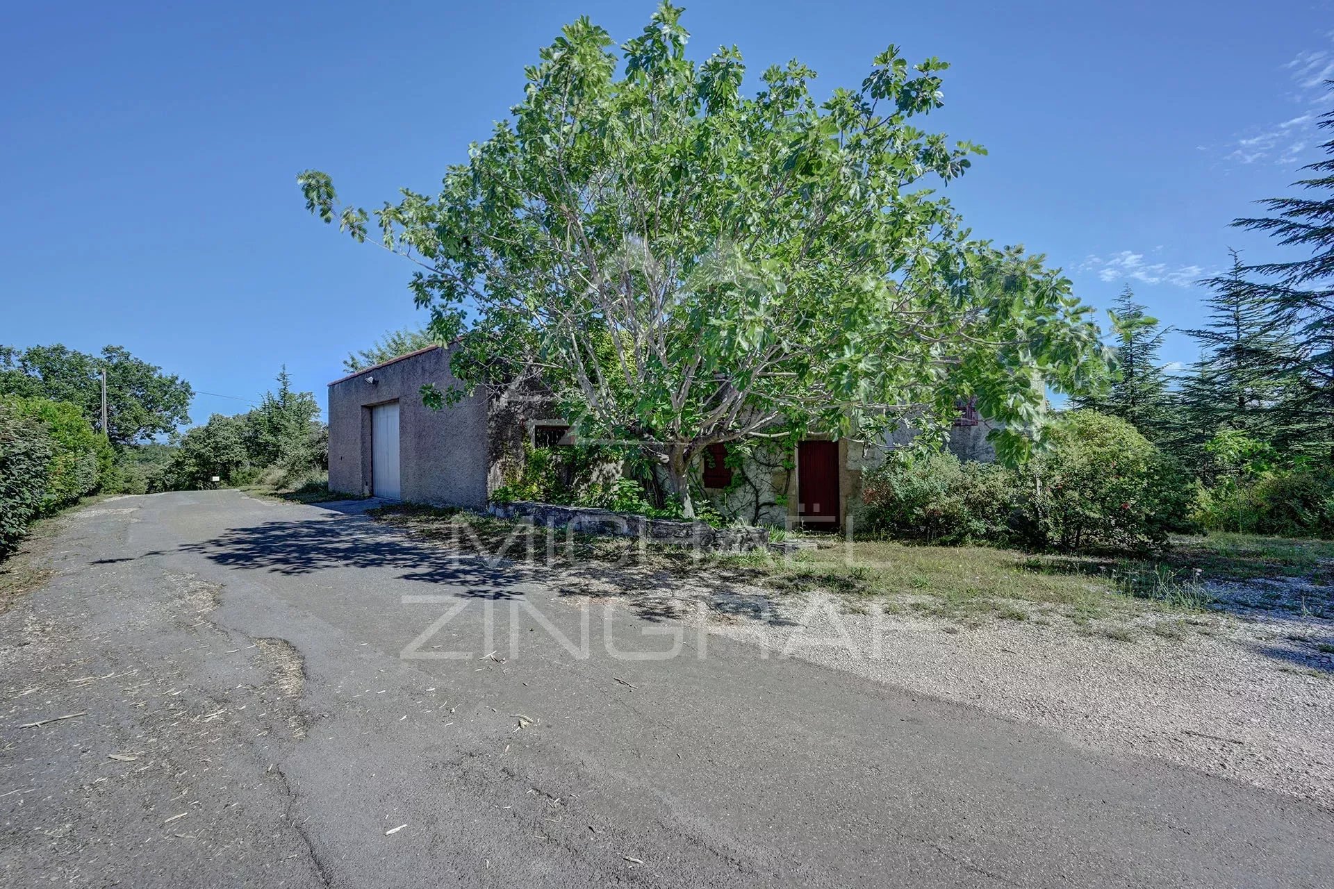 Entre Uzès et les Cévennes : sur 2 hectares, magnifique propriété