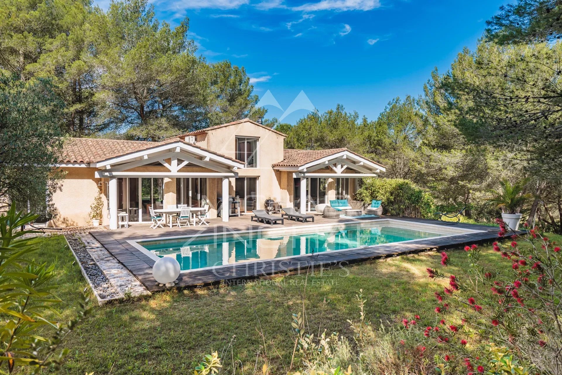 Villa d'architecte dans un cadre végétal