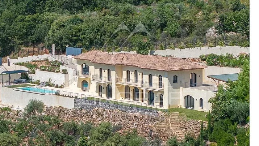 Villa mit klarem Stil auf den Balkonen der Riviera