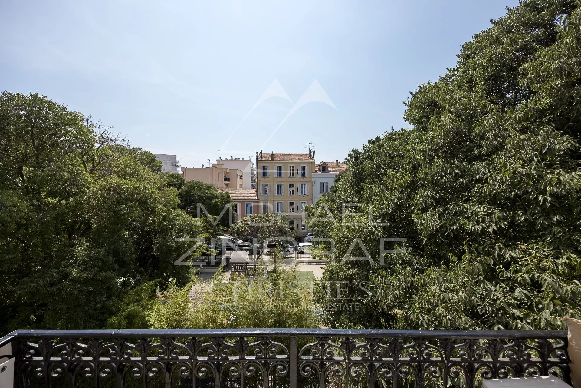 3-room bourgeois apartment on the top floor