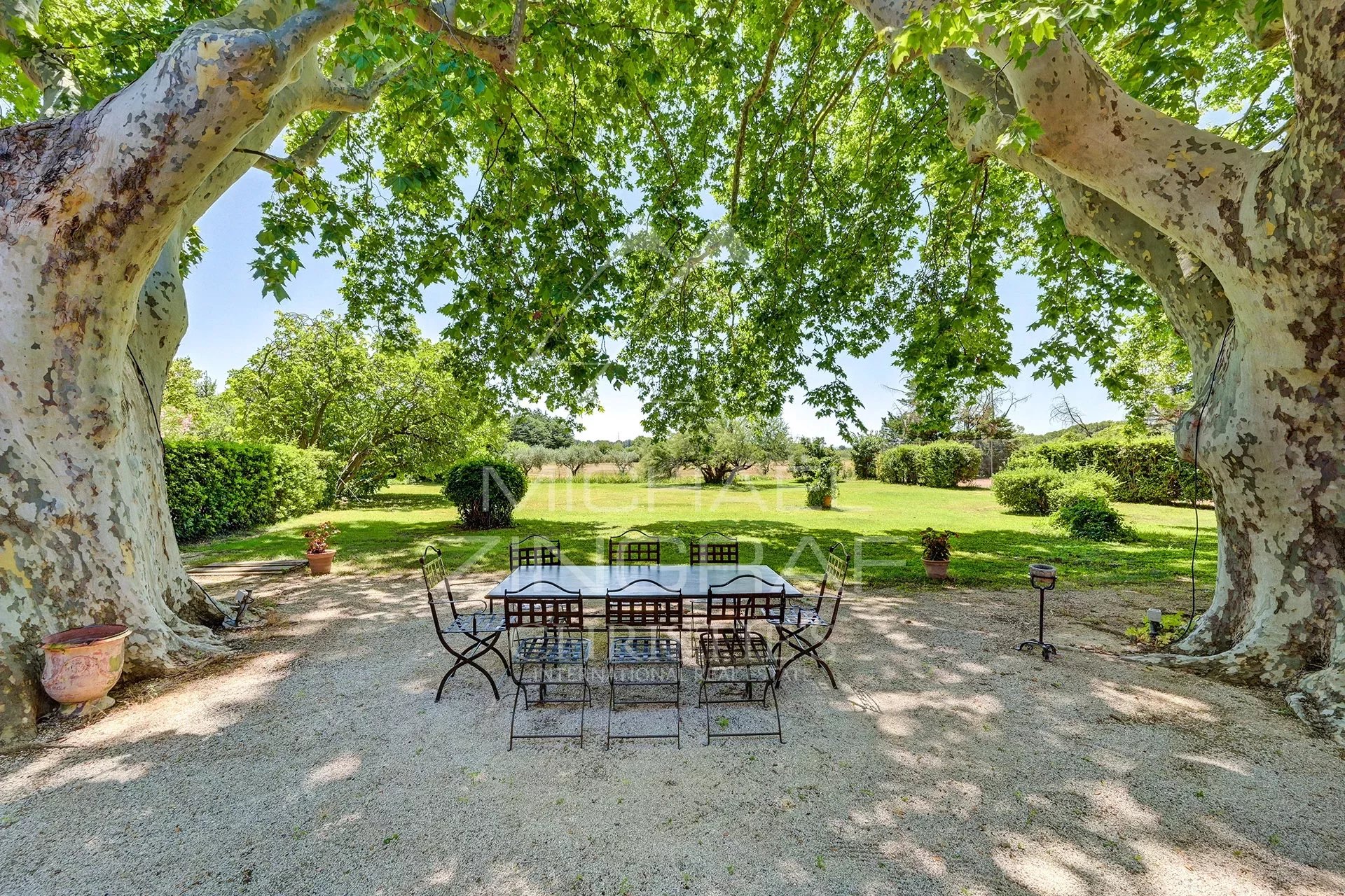 Near Aix-en-Provence, charming property with swimming pool and tennis